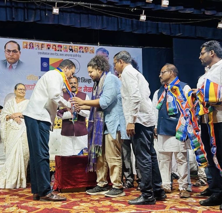 VBAforIndia's tweet photo. 📍मिरज, सांगली

भाजपला प्रत्येक बूथवर हरवायचे आहे - सुजात आंबेडकर

वंचित बहुजन आघाडीच्या वतीने मिरज येथे पक्षप्रवेश व कार्यकर्ता संवाद मेळावा आयोजित करण्यात आला. या मेळाव्यास वंचित बहुजन आघाडीचे राज्य कार्यकारिणी सदस्य सुजात आंबेडकर हे प्रमुख मार्गदर्शक म्हणून उपस्थित राहून उपस्थितांना त्यांनी मार्गदर्शन केले.

आपल्या भाषणात सुजात आंबेडकर म्हणाले की, आपल्याला भाजपला हरवायचे असेल, तर आपल्याला पक्षाची अजून मजबूत बांधणी करावी लागेल. जसे आपण भाजपला विचारांनी हरवतो, रस्त्यावरच्या आंदोलनाने हरवतो, तसेच भाजपला कोणत्याही परिस्थितीत निवडणुकीत प्रत्येक बूथवर हरवायचे आहे, अशी खूणगाठ सर्व पदाधिकारी आणि कार्यकर्त्यांनी बांधावी.

प्रत्येक गावात १० जणांची कमिटी, गाव तिथे शाखा या भूमिकेतून बाळासाहेब आंबेडकर आणि वंचित बहुजन आघाडीचे विचार आणि भूमिका जनतेपर्यंत पोहोचवावी, असे त्यांनी आवाहन केले.

प्रत्येक जिल्ह्यात, तालुक्यात वंचित बहुजन आघाडीत येणाऱ्यांचा कल आणि त्यांची संख्या वाढलेली आहे. भाजप, काँग्रेस, शिवसेना, राष्ट्रवादी हे युवकांसमोरचे प्रश्न समजून घेण्यात अपयशी ठरले आहेत. ज्या युवकांना राजकीय प्रतिनिधित्व हवे आहे, स्वतःची राजकीय भूमिका घेऊन महाराष्ट्रात उभे राहायचे आहे, त्यांना आपल्या हक्काचा पक्ष म्हणून वंचित बहुजन आघाडी दिसत आहे, असे त्यांनी यावेळी आपल्या भाषणात सांगितले.

पक्षप्रवेश व कार्यकर्ता संवाद मेळावा मिरज येथे युवक आणि कार्यकर्त्यांनी मोठ्या संख्येने पक्षप्रवेश केला.

यावेळी वंचित बहुजन आघाडीचे राज्य प्रवक्ते सोमनाथ साळुंखे, पदाधिकारी, कार्यकर्ते आणि नागरिक मोठ्या संख्येने उपस्थित होते.

#VBAForMaharashtra #VBAForIndia