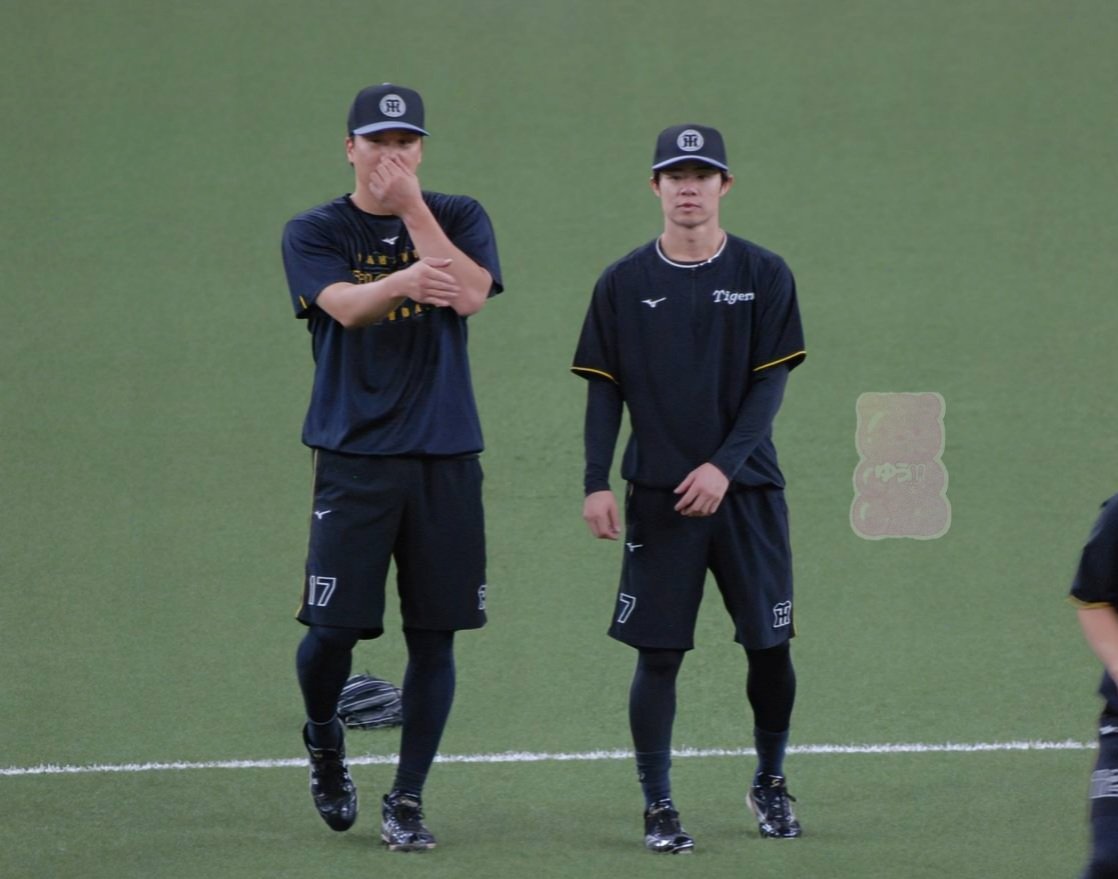 5yuu62's tweet photo. 誠志郎が練習しとる後ろで何の練習しとるねん、この2人は🐯7、17

2026.0808 京セラドーム
#阪神タイガース 
#中野拓夢 #伏見寅威 https://t.co/JlRbUFVL1q