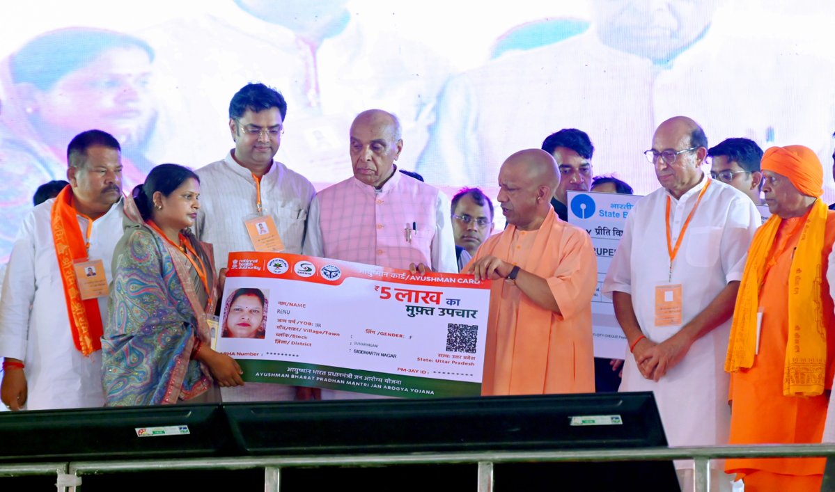CMOfficeUP's tweet photo. विकास की दृढ़ गति, सिद्धार्थनगर की समृद्ध प्रगति!

मुख्यमंत्री @myogiadityanath जी आज जनपद सिद्धार्थनगर में ₹311 करोड़ से अधिक लागत की 107 विकास परियोजनाओं के लोकार्पण एवं शिलान्यास कार्यक्रम में सम्मिलित हुए। इस अवसर पर विभिन्न जनकल्याणकारी योजनाओं के लाभार्थियों को प्रतीकात्मक चेक व चाबी, प्रमाण-पत्र तथा आयुष्मान कार्ड प्रदान किए गए।

आधारभूत संरचना, जनसुविधाओं और जनकल्याण को नई गति देने वाली ये परियोजनाएं सिद्धार्थनगर की विकास यात्रा को सशक्त आधार प्रदान करेंगी।