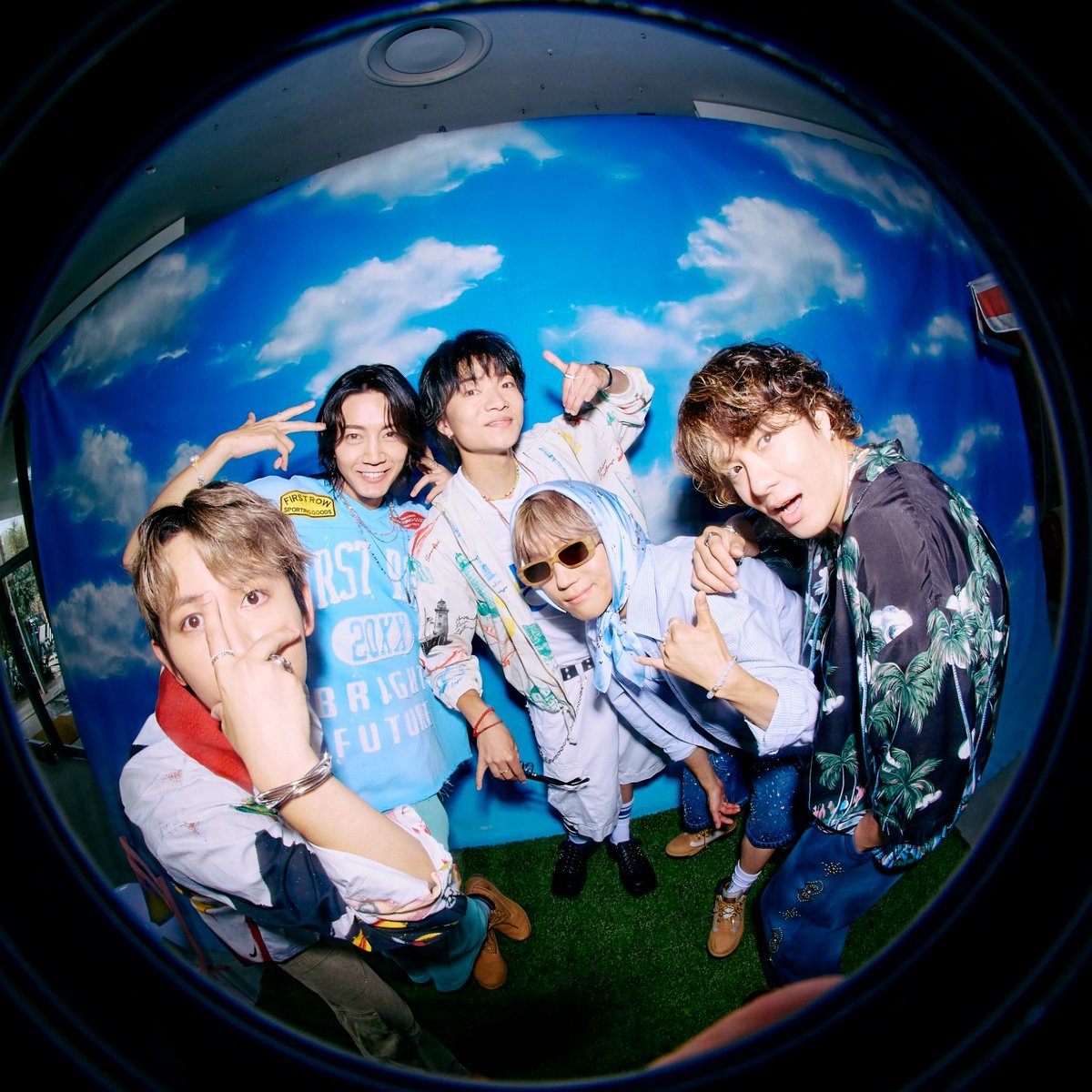 hagiya_official's tweet photo. 新曲！
Special Guest のMV公開してます！
今までで1番豪華です！！

夏感じていこー！！⛱️ https://t.co/xtKPuAlcZ8