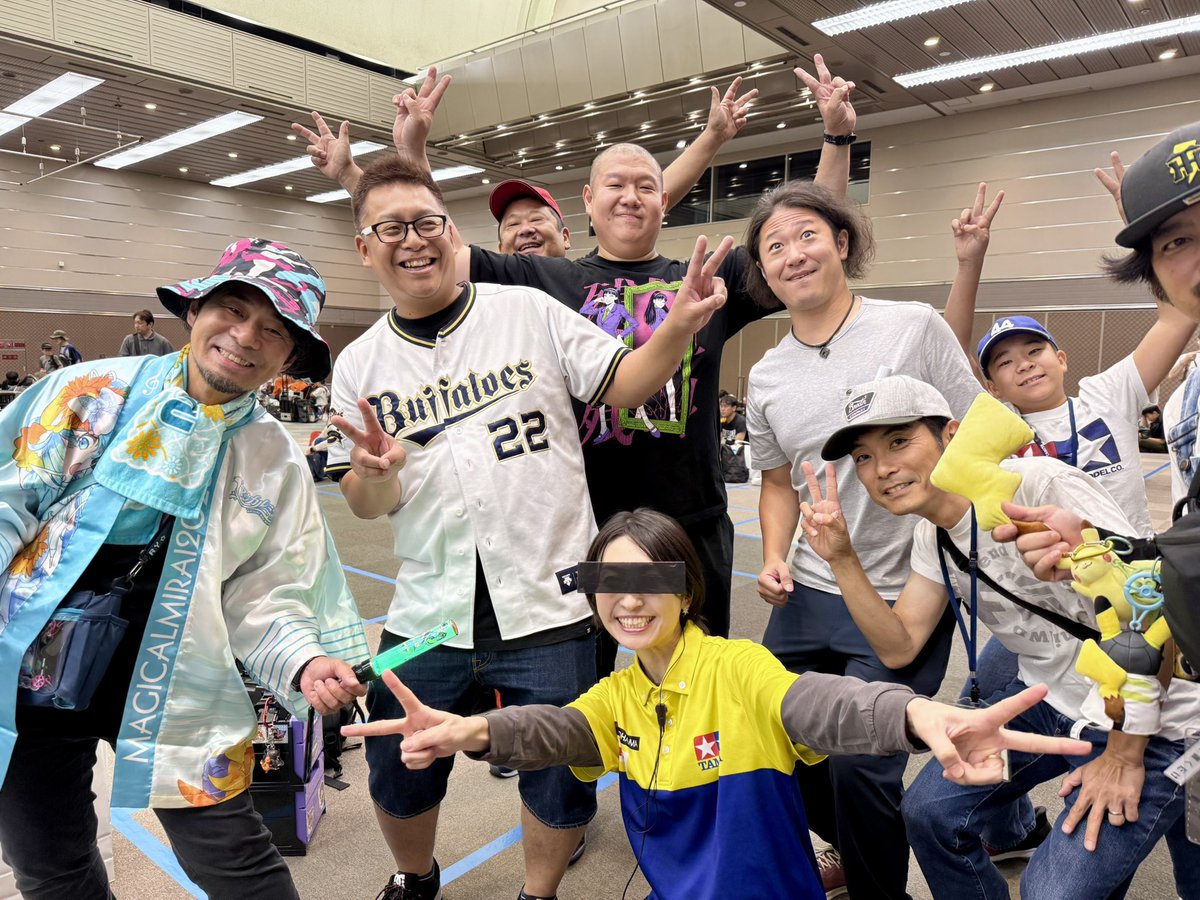 yuco223's tweet photo. 大阪大会☆★
京都のミニ四駆ショップ44さんとその仲間たち！？笑　楽しい写真や〜😆😎

トライアル準優勝🥈
1回戦からいい走りをされてたので印象に残ってました👏次は目指せ優勝！

大阪大会にいつも来てくれてるスタッフさん♪参加賞めっちゃ盛り上げてくれてたよ〜おおきに🤗🙌
#ミニ四駆 https://t.co/aRSgem96gR