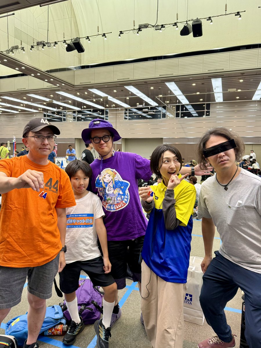 yuco223's tweet photo. 大阪大会☆★
京都のミニ四駆ショップ44さんとその仲間たち！？笑　楽しい写真や〜😆😎

トライアル準優勝🥈
1回戦からいい走りをされてたので印象に残ってました👏次は目指せ優勝！

大阪大会にいつも来てくれてるスタッフさん♪参加賞めっちゃ盛り上げてくれてたよ〜おおきに🤗🙌
#ミニ四駆 https://t.co/aRSgem96gR