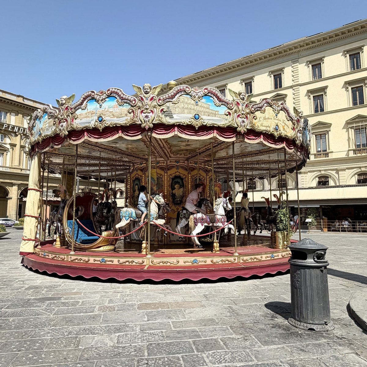 nonn3723's tweet photo. フィレンツェのウフィツィ美術館にて
街中でカルーセル🎠見れました❣️
🇮🇹新幹線イタロでナポリへ https://t.co/5C5f0muZIr