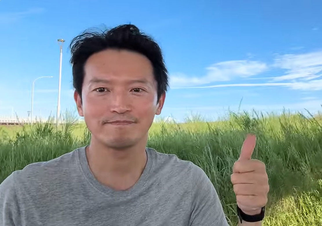 ran_kaminaga17's tweet photo. 県の財政状況がそんな事になっているともしらず、呑気に暮らしていました

危機に陥る兵庫県を救うために、知事は兵庫県に来てくださったと本気で思っています✨

知事の笑顔とサムアップ、青空と緑の草原と吹く風...  なんだかアニメのようですね♪

これからも、兵庫県をよろしくお願いいたします💫 https://t.co/eHLqfcs7Z5