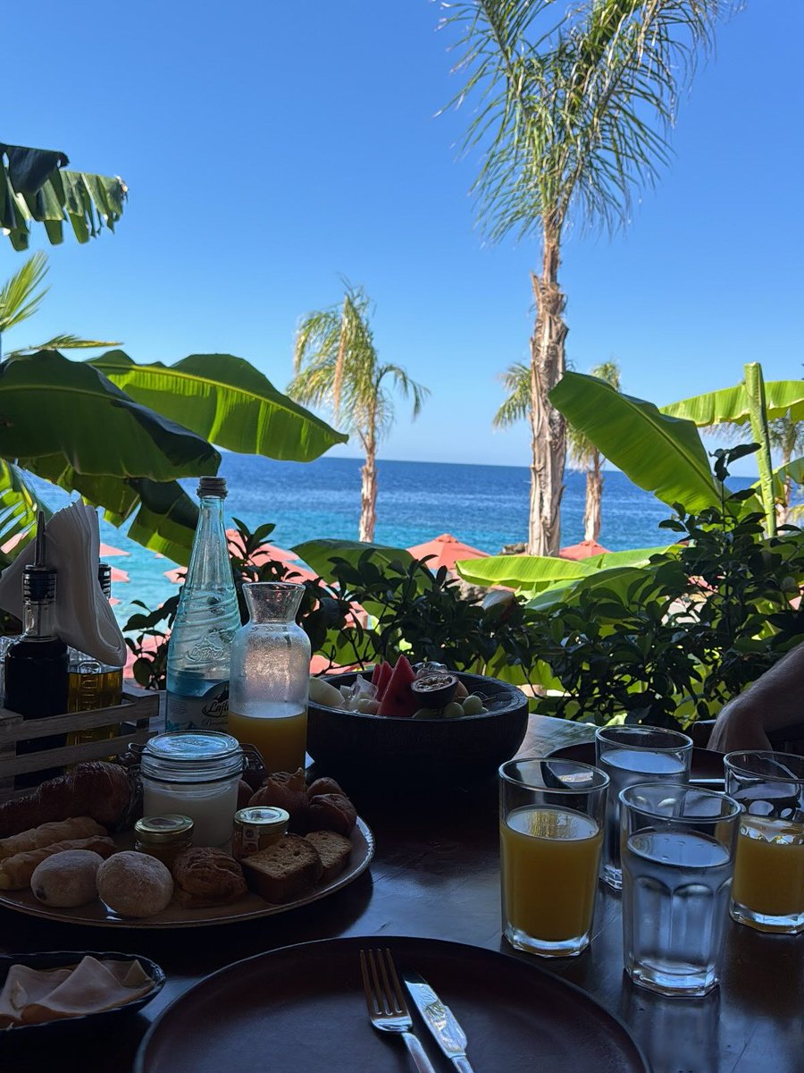 Chloe_Mathews_'s tweet photo. Who could resist having breakfast in front of such a sea view? https://t.co/amFT5KuX5g