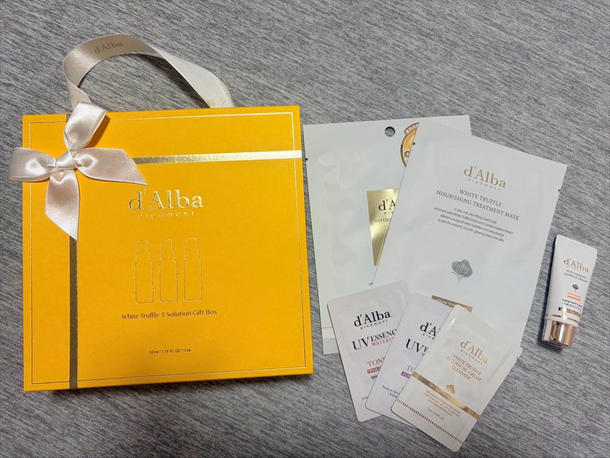 astro_en33's tweet photo. @dAlba_japan 
初めて使った時から約3年程経ちますが
ずっと愛用してるのがd'Albaミスト💞
本当に自分の肌悩みや肌タイプに合わせ使えるのでめっちゃ良いです🙆‍♀️脂性肌なので特にバイタルスプレーセラムがオススメで愛用してます♡今回は3本セットのボックスを購入してみました🎁  #ダルバレビュー https://t.co/fdbjPqzNnB