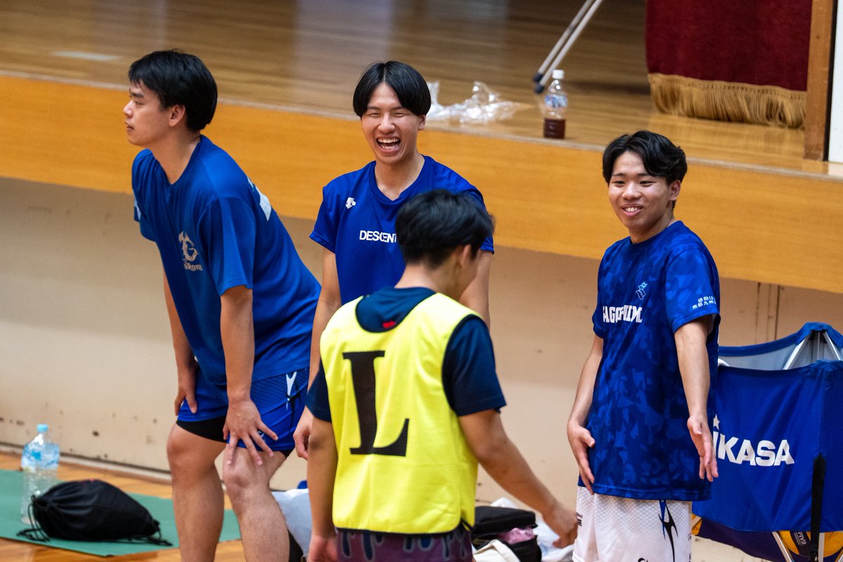 zhuktin's tweet photo. 半年に一度くらいしか見に行けてないのに覚えて下さっていてビックリ！
今日もサーブ格好よかったです！！
あと外で鹿嶌くんと仲良くお話ししてるのを目撃して和みました☺️
#竹内優汰 選手
#長野ガロンズ https://t.co/Fh5bXLIzdW