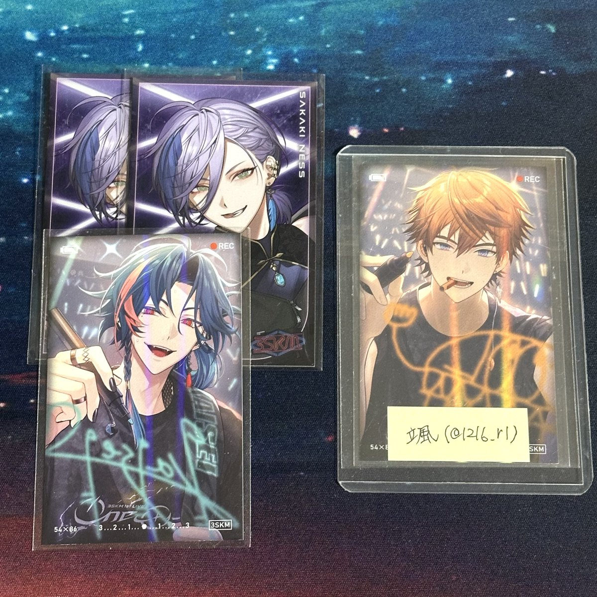 1216_rl's tweet photo. 【交換】3SKM 1st LIVE ”One-Off” ランダムカード チェキ アートボード 

譲：画像
求：IDカード(⬅️含む場合は任意◎)

郵送のみ。異種交換◎ (ｱｰﾄﾎﾞｰﾄﾞ⇄ 求も)
ｻｲﾝは同種希望、3枚目は当方2:1
ご不快でなければ比率違いも検討します。
1枚からでもお気軽にお声掛けください。 https://t.co/fvh5RWLdux