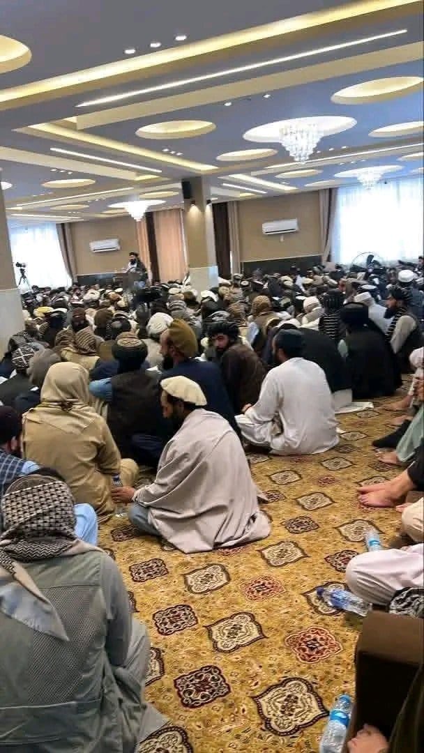 kamran_sjad's tweet photo. د کورنیو چارو قدرمن وزیر صیب د هغه دوو قومونو تر مینځ روغه جوړه وکړه، چې د خوست او پکتیکا تر منځ پر غرونو یې له څو لسیزو راهیسې بدي وه او له دواړو لوریو څخه زیات شمېر کسانو په دغه شخړه کې ژوند له لاسه ورکړی ؤ. https://t.co/m0xJQShV4k