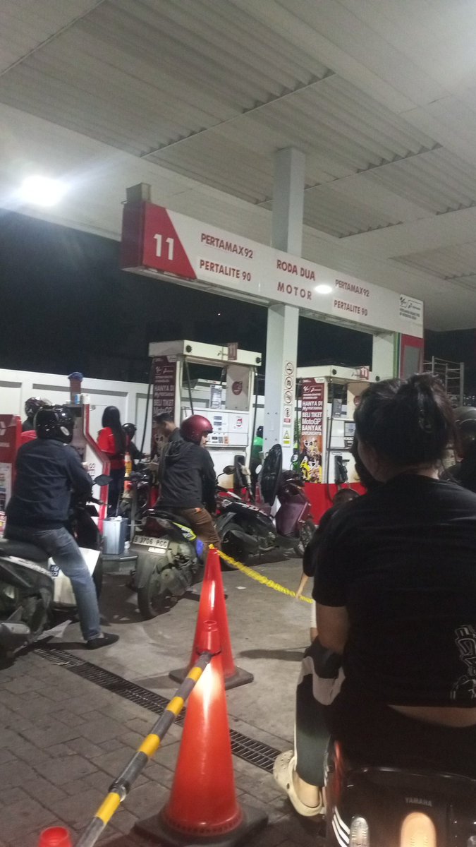joyandre203's tweet photo. @unmagnetism Selalu antri tapi katanya rugi terus https://t.co/wJyMfEBJKG
