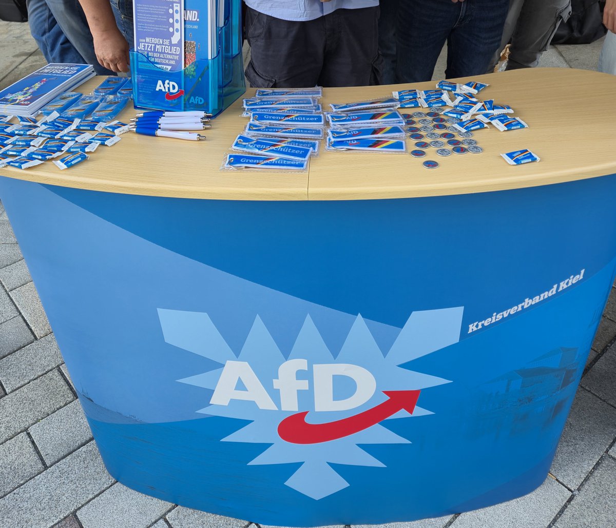 GenDfuerSH's tweet photo. 📣 Kiel wacht auf!

​Gemeinsam mit der AfD Kiel und weiteren engagierten Kreisverbänden aus Schleswig-Holstein haben wir gestern in der Kieler Innenstadt gezeigt, wie echte Oppositionsarbeit aussieht. Unser Stand war gut besucht und das Interesse an unseren Themen spürbar groß.

​Wer genug von der aktuellen Politik hat, wählt das Original. AfD!

​Du willst nicht länger nur zusehen, sondern selbst etwas verändern? Jetzt aktiv werden und mitgestalten:
👉 https://t.co/AC24aotBh9
👉 https://t.co/soGuh43xFo