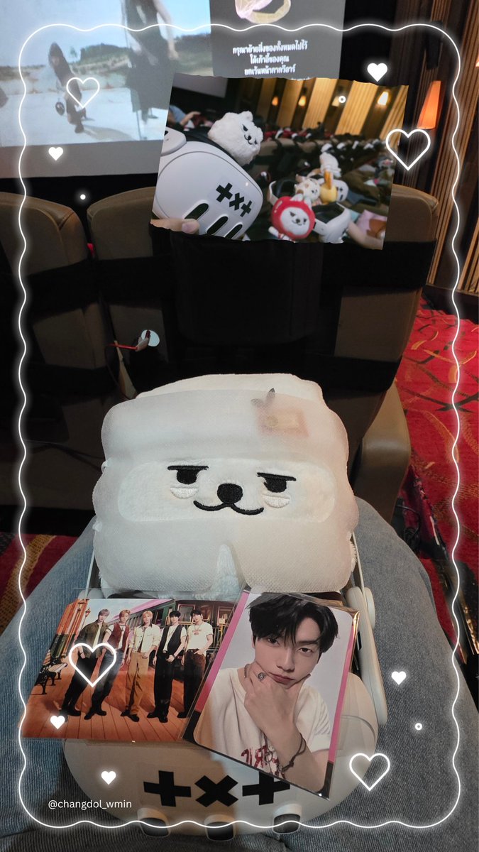 changdol_wmin's tweet photo. รีวิว ➕️✖️➕️  VR concert ครั้งที่ 3 ในไทย 🎞💖

ด้วยความอยากได้ซูบิน เลยจัดวันเสาร์ไป 2 รอบ (หาทำมาก 555)
แล้วสุดท้ายก็ค้องไปหาแลกการ์ดอยู่ดี ช่วงหลังมานี้มีดวงกับมักเน่ไลน์เท่านั้นเลย 😅 

รอบ 14:20 คนเยอะมาก น่าจะเกือบเต็มโรงเลย เป็นรอบที่เชื่อว่าเอเนอร์จี้ดีสุด ทั้งเสียงกรี้ด เสียงเชียร์ เสียงร้องชานท์ ให้เลย 
มาฟังทีเร้กร้องเพลง ❌️ มาร้องเพลงให้ทีเร้กฟัง ✅️🤣 
และทุกคนพร้อมใจกันขอพรว่า 'ทีเร้กมาไทยได้แล้ว' 

รอบ 16:00 คนก็เยอะอยู่นะ แต่บรรยากาศจะต่างออกไป รอบนี้เต็มไปด้วยเสียงกรีดร้อง หล่อไปๆๆๆๆ หล่อเกินไปๆๆ ใกล้ไปแล้วๆๆๆ ศิลปินกรุณาให้ไพรเวซี่แฟนคลับด้วยค่ะ 

สปอยล์เนื้อหา VR ❗️
ลิสเพลงดี วีชวลตาแตก แอฟเฟกทำถึง ควรดูมากกว่า 1 รอบขึ้นไป รอบแรกเราเลือกสุ้บ หล่อมาก เต้าหู้มาก และใกล้มาก!!!! มาทำหน้างอนใส่ เห็นแล้วหมั่นเข้วอยากหยิก 🤏🏻 
รอบที่สองเราเลือกบอม ให้เลย แอคมาก แอคจัด แอคจนต้องออกพรบ.ห้ามแอค เออ แต่หล่อ ผมหล่อก็หาว่าผมแอค ด้วยความที่เพิ่งดูสุ้บมามาดๆเลยจะเห็นภาพเทียบชัดว่าตอนของสุ้บ มันใกล้แบบใกล้มว๊ากกกกกกกกก แต่เพราะบอมนั่งห่างออกไปเลยเห็นเป็นแค่อัยลูกหมาตัวเปี๊ยก 😆

เรื่องชุดคือดีย์ สวยทุกเพลง เสื้อbaby tee สุ้บสั้นมาก เต้นไปพุงเปิดไป ชอบชุด Farewell, Neverland กับ stick with you ใส่อีกเยอะๆนะ ป้าชอบ 😝 น้องแทนหล่อมาก กมมาก พี่ยอนใกล้มาก กล้ามกระแทกตามาก หนิงไคผมเทาทรงคอมม่าเปิดหน้าผากคือติ๊กถูกทุกข้อ✅️ ป้าจะเดรส ทำอีก ทำบ่อยๆนะลูก 🫠

Lover loser กับ SO what คือเพลงที่ห้ามถอดออกจากลิสคอนเสิร์ตเด็ดขาด ผมชอบมาก มันถูกจริตมาก ชานท์มันมาก เสียดายรอบนี้ไม่มี bts  เลยรู้สึกจบแบบยังไม่เต็มอิ่มดี ไม่รู้คิดไปเองหรือเปล่าว่ารอบนี้เสียงเพลงเบาไปหน่อย ที่ตั้งสแตนดี้มืดมาก แสงไม่ได้เลย แต่เข้าใจว่าเพราะดันมีงานจัดชนเยอะ เลยต้องมาแอบอยู่หน้าโรง 

ได้ดู vr ก็คือหายคิดถึงทีเร้กไปได้บ้าง แม้จะเพิ่งเจอกันไปเมื่อ 2 เดือนที่แล้ว แต่ครั้งต่อไปอยากจะเจอที่ไทยบ้างนะ เพราะงั้นทีเร้กประกาศคอนได้เลยลูก ป้าพร้อม 💸💸

#txtขวัญใจเมเจ้อ 
#TOMORROW_X_TOGETHER
#TXT_VRconcert