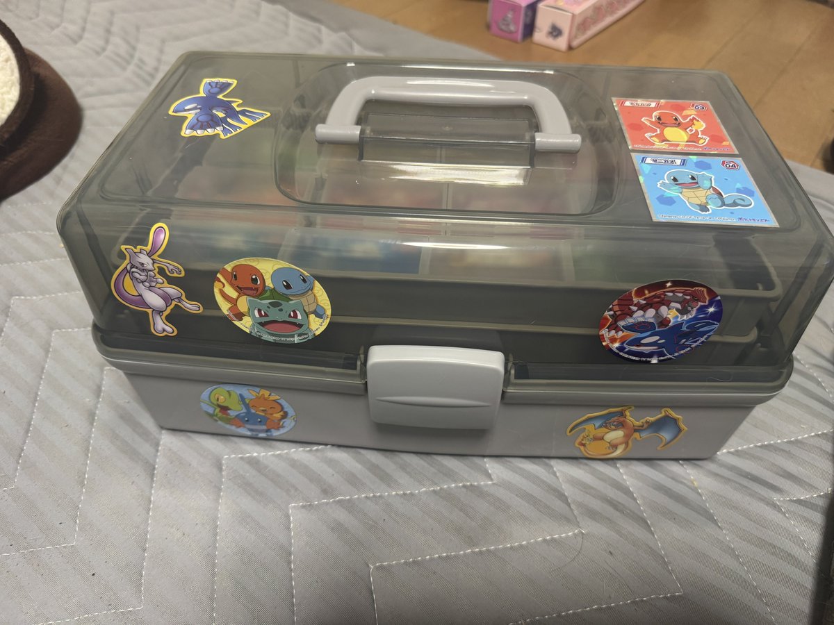 ENiSHi_back's tweet photo. プラコロもケース買って子どもだったらこうするなとシールをベタベタ貼った
シール烈伝が凄く欲しい https://t.co/xPaAD50JHA