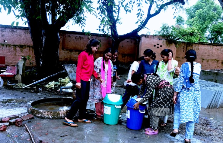 BagpatDm's tweet photo. श्री परशुरामेश्वर पुरा महादेव के #ZeroWasteMahotsav से प्रेरित ‘भक्ति भी, प्रकृति भी… आस्था भी, जिम्मेदारी भी’ की सोच को गांव-गांव तक पहुंचाने की दिशा में 23 राजकीय माध्यमिक विद्यालयों के #MissionLiFE ईको क्लबों ने अपने आसपास के मंदिरों को अपनाने की पहल शुरू की है।

इस पहल में विद्यार्थी मंदिर प्रबंधन, पुजारी, ग्राम पंचायत, दुकानदारों और श्रद्धालुओं से संवाद कर स्थानीय एक्शन प्लान तैयार करने की दिशा में काम कर रहे है। #Baghpat #ResponsibleDevotion #ZeroWasteMahotsav @EduMinOfIndia @moefcc @UNDP_India