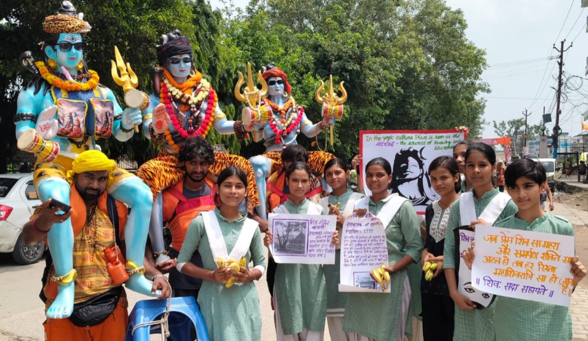 BagpatDm's tweet photo. श्री परशुरामेश्वर पुरा महादेव के #ZeroWasteMahotsav से प्रेरित ‘भक्ति भी, प्रकृति भी… आस्था भी, जिम्मेदारी भी’ की सोच को गांव-गांव तक पहुंचाने की दिशा में 23 राजकीय माध्यमिक विद्यालयों के #MissionLiFE ईको क्लबों ने अपने आसपास के मंदिरों को अपनाने की पहल शुरू की है।

इस पहल में विद्यार्थी मंदिर प्रबंधन, पुजारी, ग्राम पंचायत, दुकानदारों और श्रद्धालुओं से संवाद कर स्थानीय एक्शन प्लान तैयार करने की दिशा में काम कर रहे है। #Baghpat #ResponsibleDevotion #ZeroWasteMahotsav @EduMinOfIndia @moefcc @UNDP_India
