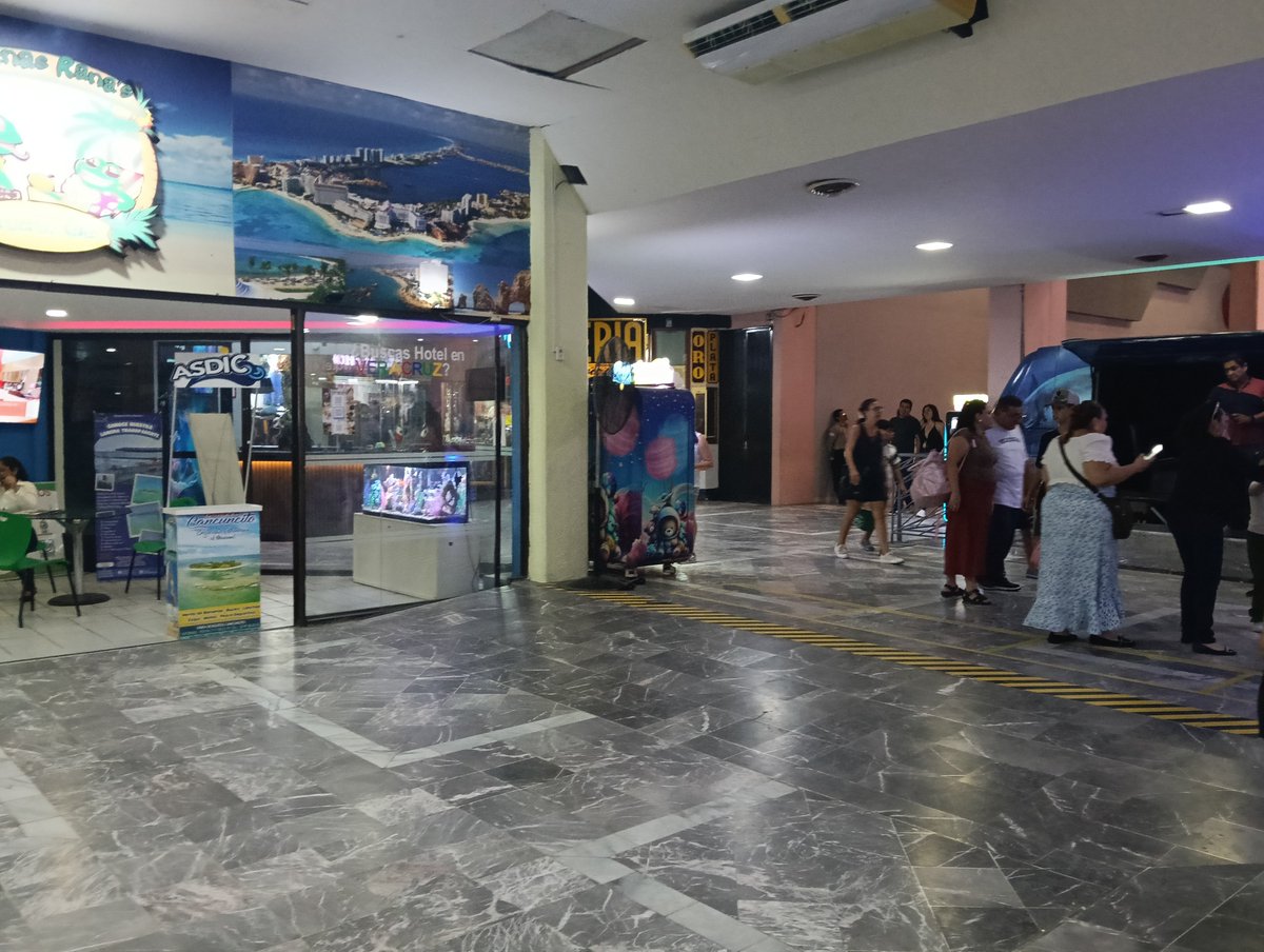 lulu_reportera's tweet photo. Cuando conocí el Acuario de #Veracruz era un espacio espectacular, muy bien cuidado y moderno. Obviamente, como todas las plazas en esa zona turística, debía estar climatizada. 
Ahora desde la entrada se nota el descuido: con cristales manchados, desorden para el acceso y ¡ventiladores! para combatir el calor, porque para clima no les alcanza. También se nota que no llega el mismo turismo de hace algunos años. Lástima.