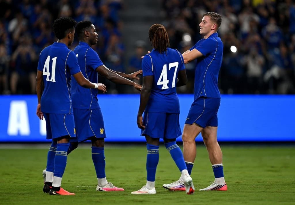SportsBuzzFeed1's tweet photo. 𝗝𝗗𝗧 𝟯-𝟯 𝗖𝗵𝗲𝗹𝘀𝗲𝗮 (𝗙𝗧) – 𝗣𝗿𝗲-𝘀𝗲𝗮𝘀𝗼𝗻 𝗳𝗿𝗶𝗲𝗻𝗱𝗹𝘆 

Xabi Alonso rotated heavily, resting most first-team regulars after the previous day’s match and giving extensive minutes to youngsters and fringe players. 

The experimental side struggled to control the game against a motivated JDT but still salvaged a draw through Delap’s two penalties and a late own goal.

#chelsea #preseason #fyp