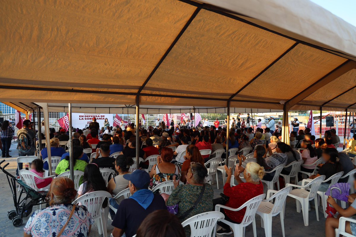 AndreaChavezTre's tweet photo. Nos encontramos con las y los vecinos de la colonia División del Norte, en Ciudad Juárez, en una asamblea muy bonita para escucharnos, compartir ideas y seguir organizando desde abajo el cambio que Chihuahua necesita.

El pueblo está feliz con los resultados de la Cuarta Transformación, y en cada encuentro se siente más fuerte la voluntad de participar en un cambio histórico y construir un estado más justo.

¡Cuando el pueblo se organiza, la transformación avanza!