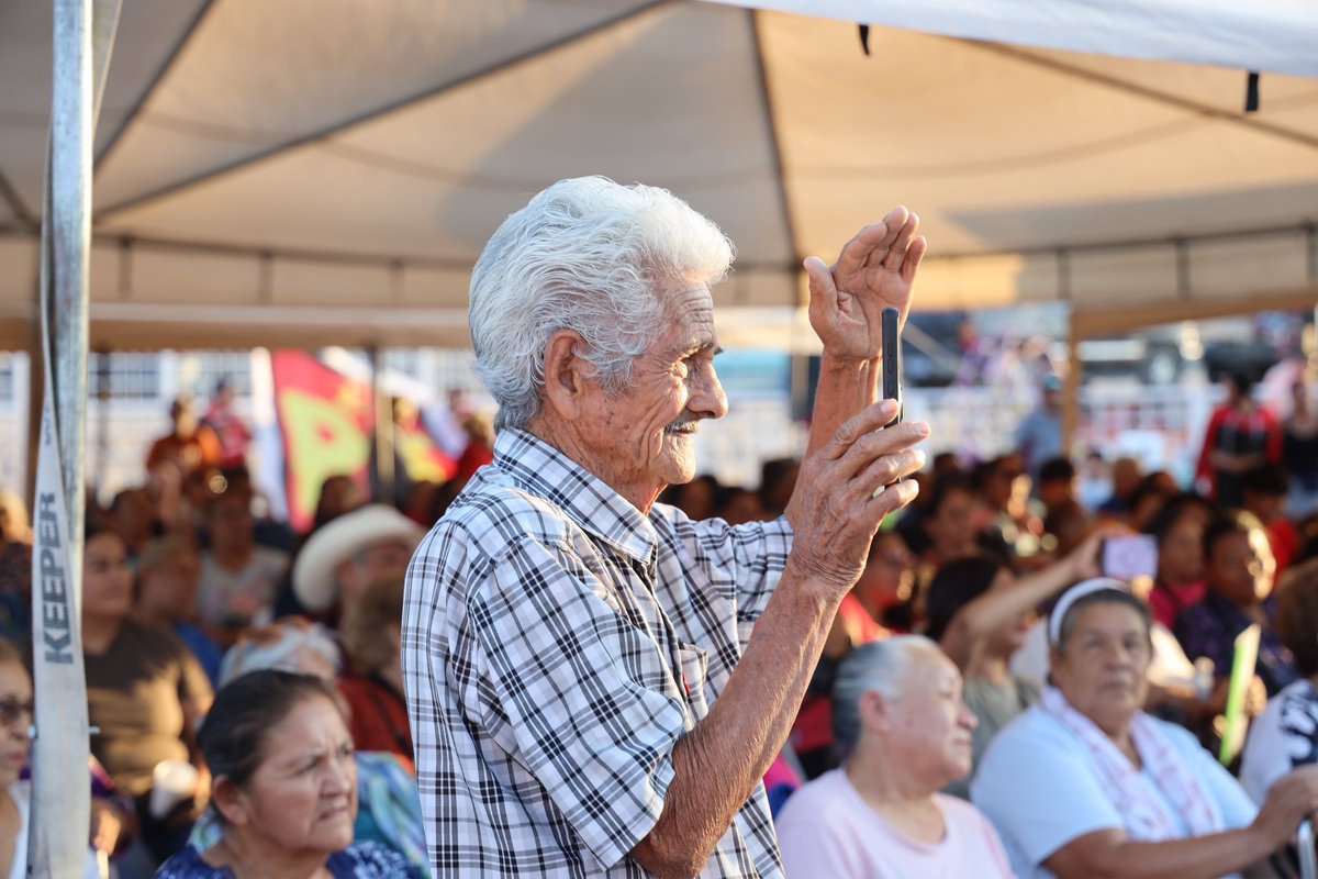 AndreaChavezTre's tweet photo. Nos encontramos con las y los vecinos de la colonia División del Norte, en Ciudad Juárez, en una asamblea muy bonita para escucharnos, compartir ideas y seguir organizando desde abajo el cambio que Chihuahua necesita.

El pueblo está feliz con los resultados de la Cuarta Transformación, y en cada encuentro se siente más fuerte la voluntad de participar en un cambio histórico y construir un estado más justo.

¡Cuando el pueblo se organiza, la transformación avanza!