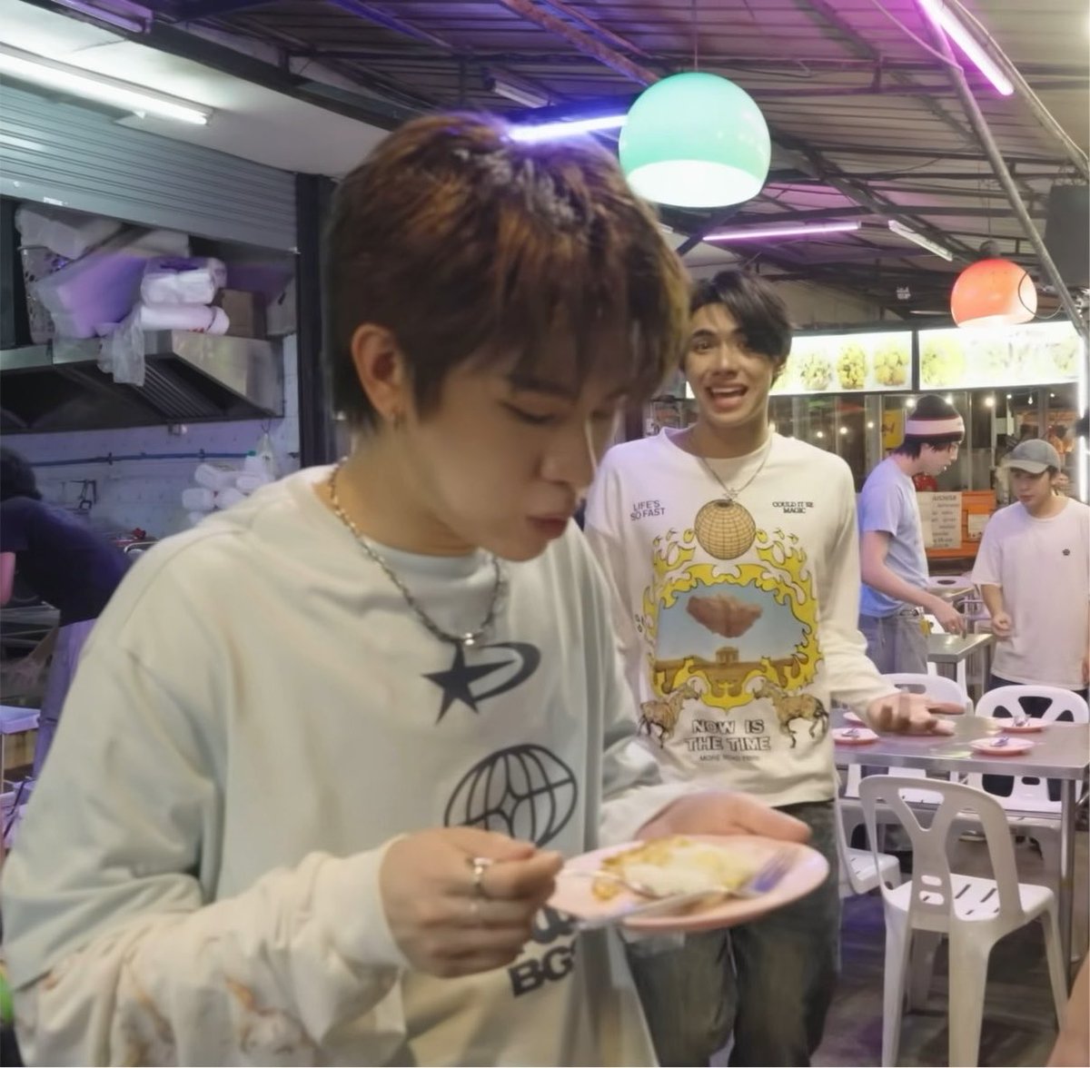 nnmoonyns's tweet photo. ยังกินไม่อิ่มเลยแต่คนข้างหลังมาตามกลับแล้ว กินเข้าไปเลยดีมั้ย https://t.co/BasYvkKdVa