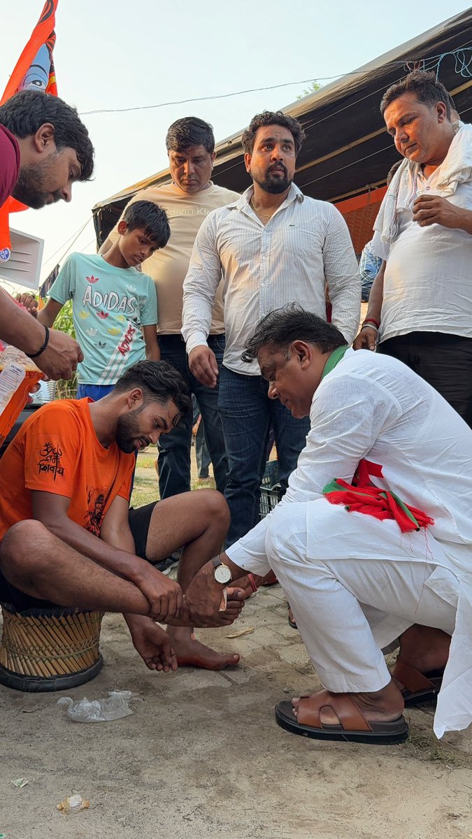 grabsudheer's tweet photo. आज दिनांक 9 अगस्त 2026 को अपनी विधानसभा 60, गढ़मुक्तेश्वर गाँव- बहादुरगढ़ में कांवड़ियों के लिए आयोजित सेवा शिविरों में जाने और श्रद्धालु कांवड़ियों की सेवा करने का सौभाग्य प्राप्त हुआ। 🙏🔱

महादेव की भक्ति में लीन इन शिवभक्तों की सेवा करना मेरे लिए सौभाग्य और पुण्य का अवसर है।

भोलेनाथ से प्रार्थना है कि सभी कांवड़ियों की मनोकामनाएं पूर्ण हों, उनकी यात्रा मंगलमय हो और महादेव की कृपा सदैव सभी पर बनी रहे।

हर हर महादेव! 🚩🔱 

एड. सुधीर चौहान
राष्ट्रीय प्रवक्ता (समाजवादी पार्टी)
विधान सभा-60 गढ़मुक्तेश्वर

@mediacellsp @samajwadiparty @yadavakhilesh @dimpleyadav @palshyamLalsp @proframgopalya1 @MPDharmendraYdv @shivpalsinghyad  @aashishsy @IqraMunawwar_ @Kamalakhtar25 
@ABPNews @news24tvchannel @ndtv @News18India @News18UP @ajjtaknews2 @ndtv

#samajwadipartyofficial #AkhileshYadav #PDA #bholenath
#कांवड़
