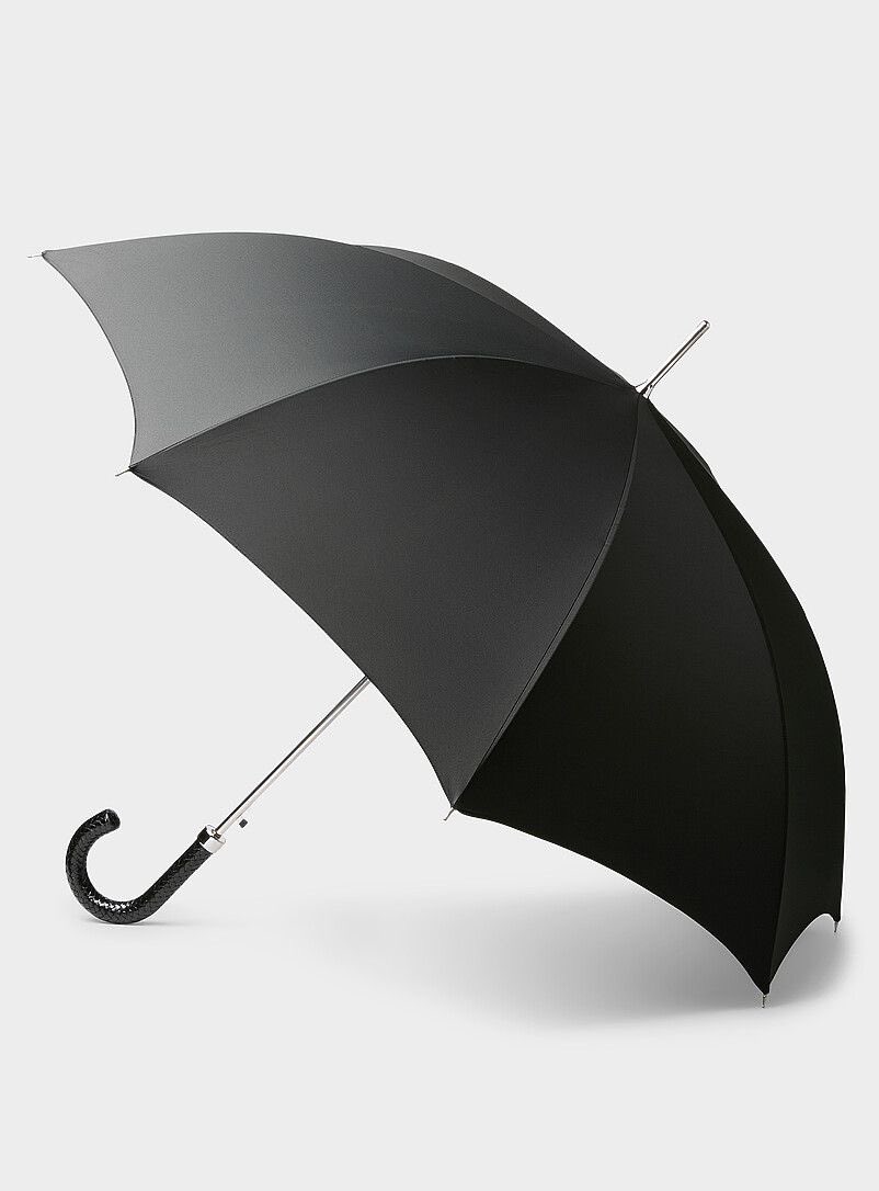 pRRRadeep's tweet photo. India 🇮🇳 imports 700 crores worth of finished umbrellas from China. 

China owns 95.8% of our umbrella market. What rocket science tech are we missing here?

Can’t we produce something very basic despite having 150 cr population? https://t.co/vrhWDZrUHU