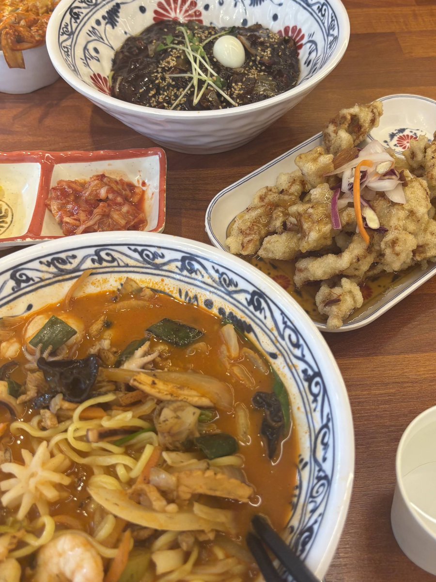 muktoday's tweet photo. 얼큰칼만두
쿠키레오맘모스
해물짬뽕, 탕수육
콩나물국밥 https://t.co/tW2LQ6qDuc
