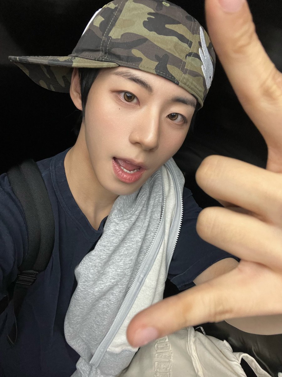 906files's tweet photo. 260809 jeongwoo weverse dm💌

: my mother is coming to seoul tomorrow, so i plan to see her
: 히히
: should i wear this tomorrow and go, 'mom, all the kids wear this nowadays'? 
: i feel like there's no way i could take the subway wearing a hat like that https://t.co/QL0a9vGLs0
