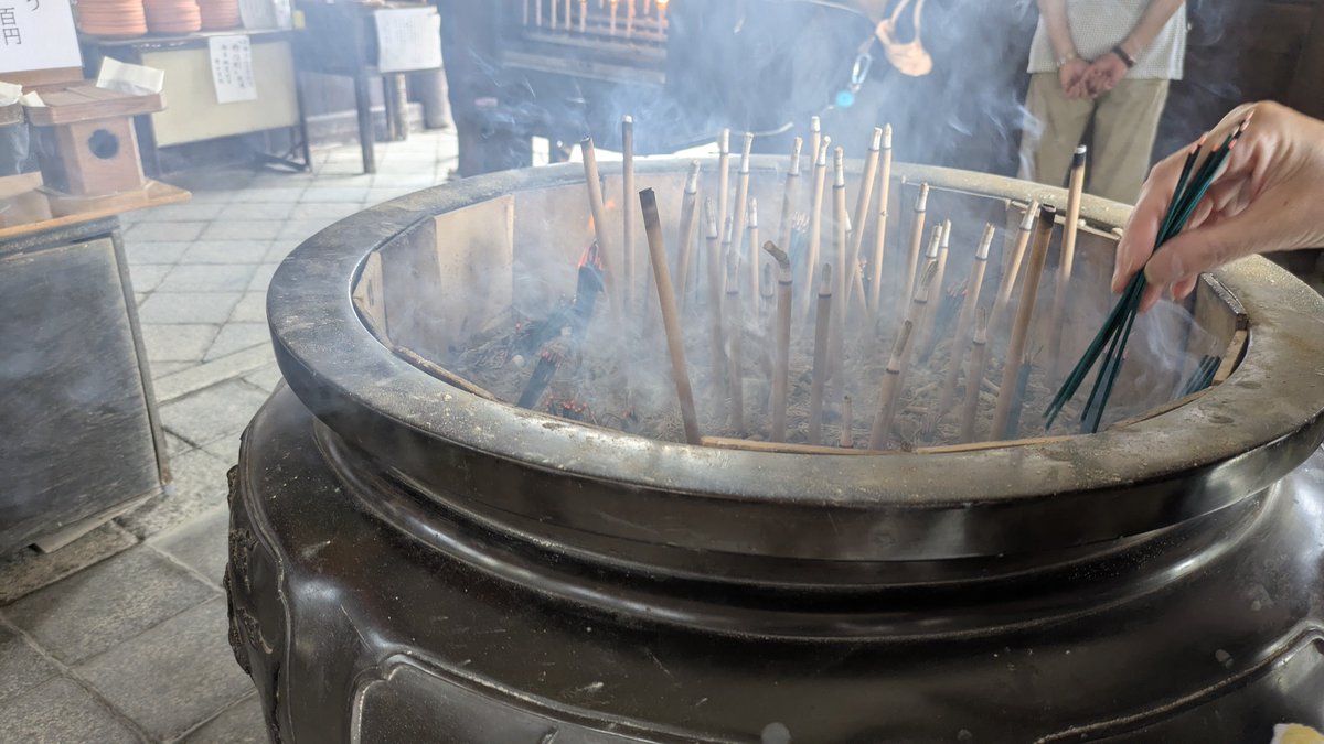 okamotoorimono's tweet photo. 今日のおしょらい迎え。

良い夏。
ご先祖様を無事に連れて帰ってきました。
私が知ってる京都のご先祖はみんな方向音痴だから一安心。

洛中の人は東西南北はっきりした中で生きているから、違う所に行くとすぐに道に迷う人が多いような気がするのは私だけ？ https://t.co/OofG9Sb8RV
