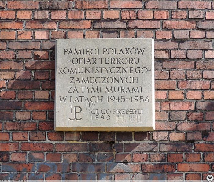AnitaSchelde's tweet photo. Oho ! Widzę, że banderowcy wyrazili zgodę na rozkopanie dwóch Dołów Śmierci a gawiedź się już cieszy 🤪 !
Ludzie jak nie zaczniecie MYŚLEĆ ❗️ To wszyscy wyginiemy jak dinozaury ❗️⬇️
Naiwność widzi obietnicę, doświadczenie pamięta historię ❗️❗️❗️
Chcieliście życiorysów ??? To dzisiaj wieczorem będzie życiorys pt. " Było nas trzech. W każdym z nas ta sama krew !"
Teraz sprawa FUNDAMENTALNA dla dalszej działalności naszej Szkoły, proszę z łaski swojej : pisać komentarze i dodawać moje lekcje do Zakładek ❗️❗️❗️
Czy ja tak dużo od Was WYMAGAM 😳❓❓❓
Kolejny problem :
Wasze rodziny, miesiącami, latami ukrywały Żydów w schowkach za ścianą, dzieląc się z nimi OSTATNIĄ kromką chleba...chociaż sami przymierali głodem.
Dzisiaj zwracam się do ich wnuków z których zrobiono "szmalcowników" z prośbą o wsparcie...i prawie wszyscy odwracają się plecami. Bardzo słabo to wygląda...
https://t.co/uYX0ELCMFj