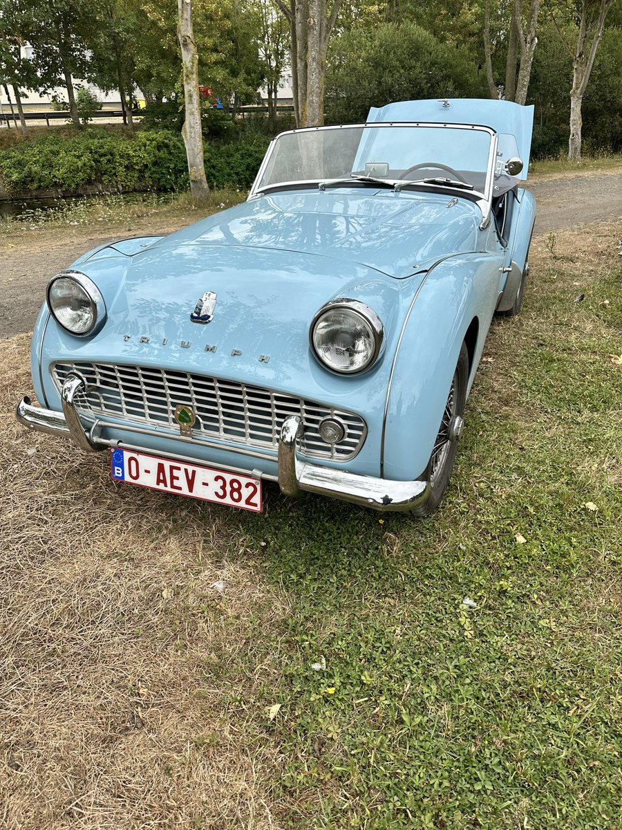 cris59279's tweet photo. #TriumphClassic #TriumphCars #VoitureDeCollection #ClassicCars #ClassicCarFrance https://t.co/SH8qV879bU