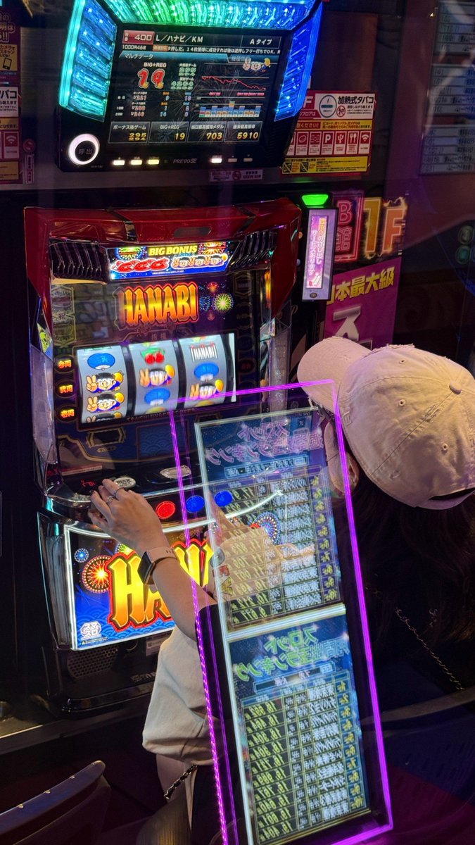 urhrn_ym's tweet photo. 野球観戦後、彼氏の喫煙所待ちでHANABI1000円チャレンジしてるわたし。

(BIG当たって即やめして4k勝ち)
(喫煙所の中から彼氏に撮られてました。) https://t.co/Ir53ob2bsW