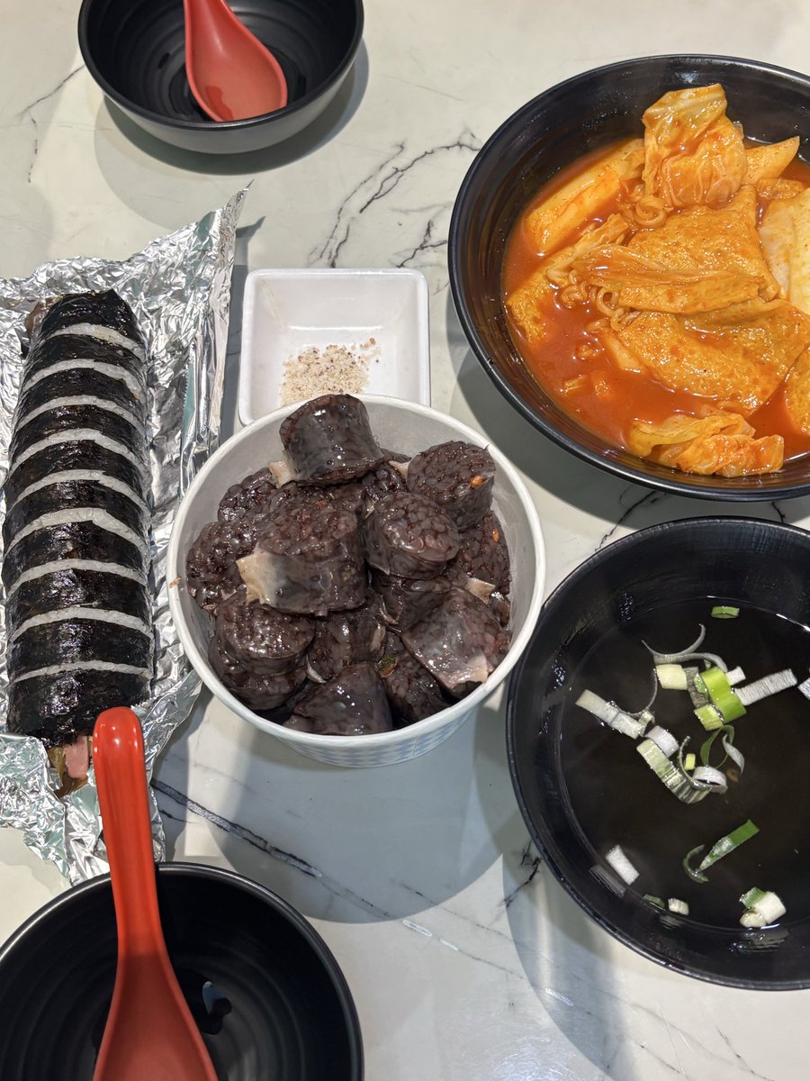 muktoday's tweet photo. 마라샹궈
라볶이, 순대, 김밥
떡볶이, 순대, 튀김
얼그레이초코라떼 https://t.co/uAvkwwi08I