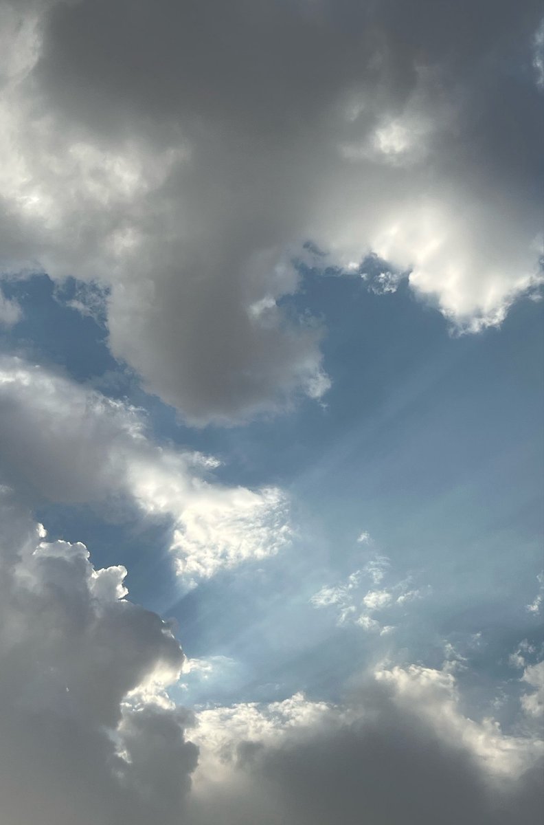 TheStanht's tweet photo. سبحان الله، منظر بديع جدًا شعاع الشمس من ورا الغيوم رهيب https://t.co/XL7fhvJL2s