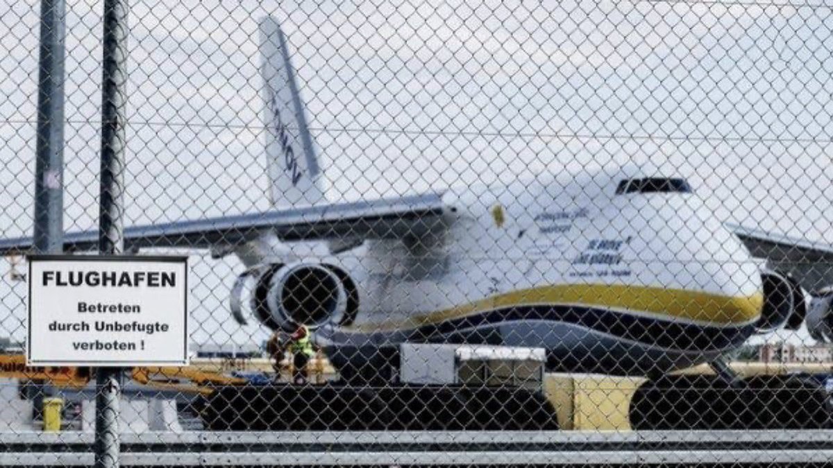 DL_InsiderX's tweet photo. EINE SPRENGSTOFFDROHNE AUF DEUTSCHEM FLUGHAFENGELÄNDE. WIE VIEL ESKALATION BRAUCHT DEUTSCHLAND NOCH?
Jetzt lasse ich meinen Senf dazu.
Laut Wall Street Journal halten US Beamte mit Zugang zu Geheimdienstberichten eine Verbindung der Drohne zur russischen Regierung für wahrscheinlich.
Die Bundesanwaltschaft ermittelt. Eine deutsche Behörde hat Russland bislang nicht offiziell als Urheber benannt.
Diese Trennung ist wichtig. Ein Geheimdienstverdacht ist noch kein gerichtsfester Beweis.
Aber Vorsicht darf nicht zur politischen Beruhigungspille werden.
Wir reden hier nicht über eine Drohne, die sich verirrt hat. Wir reden über ein Fluggerät mit professionellem Sprengstoff und Zünder, entdeckt in einem Sicherheitsbereich des Flughafens Leipzig/Halle, nahe einem ukrainischen Frachtflugzeug.
Der Zünder funktionierte nicht.
Das war kein Sicherheitskonzept. Das war Glück.
Wenn sich die russische Verbindung bestätigt, wäre das kein ferner Konflikt und keine abstrakte hybride Bedrohung mehr. Dann wäre ein mutmaßlicher Angriff auf deutsche Transportinfrastruktur mitten in Deutschland angekommen.
Ich erwarte keine vorschnelle Schuldzuweisung.
Ich erwarte Vorbereitung, Schutz und politische Klarheit.
Meine Pointe ist bitter:
Deutschland diskutiert noch über die richtige Wortwahl, während jemand offenbar bereits ausprobiert, wie weit er auf deutschem Boden gehen kann.
Wie viele Warnsignale brauchen wir noch, bevor aus „hybrider Bedrohung“ endlich eine ernsthafte nationale Sicherheitsstrategie wird?