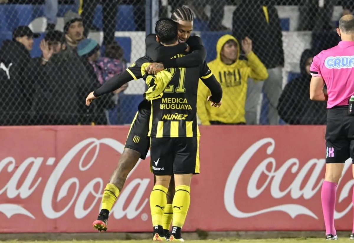 Gonza1891_'s tweet photo. 30/04 Peñarol vs Corinthians en San Pablo.
4/05 Peñarol vs Defensor un lunes.
7/05 Jueves vs Platense en Bs As.
11/05 Peñarol vs Cerro Largo en Melo.

4 partidos en 12 dias con 2 viajes al exterior y uno dentro del pais, no habian excusas para no jugarlo hoy, Peñarol es el unico equipo perjudicado.