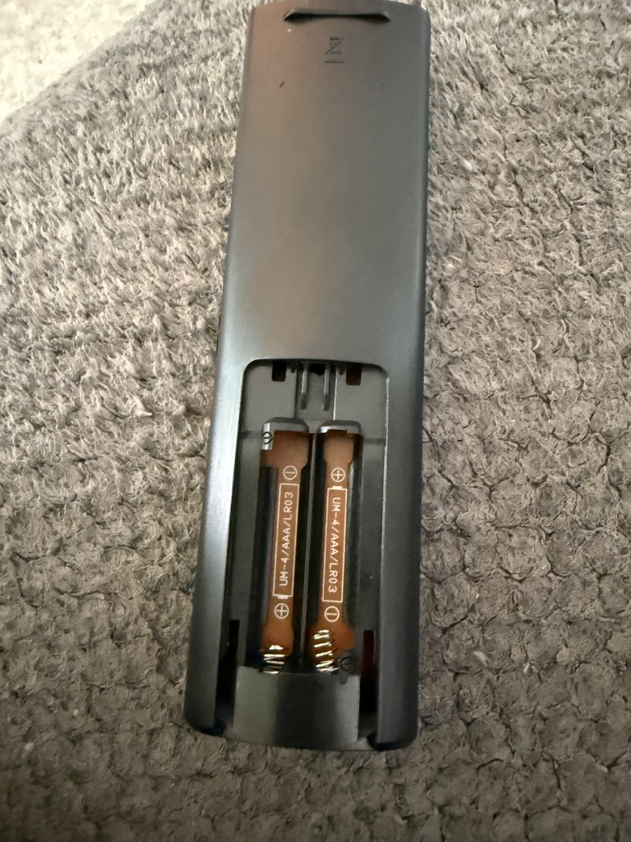 Cryptomaniac29's tweet photo. Anyone know if this is normal for @LGUS I haven’t seen the battery springs on the positive side before.  Is this remote defective?  I’ve been fumbling with this thing too long.  @LinusTech https://t.co/n6KNEYReab