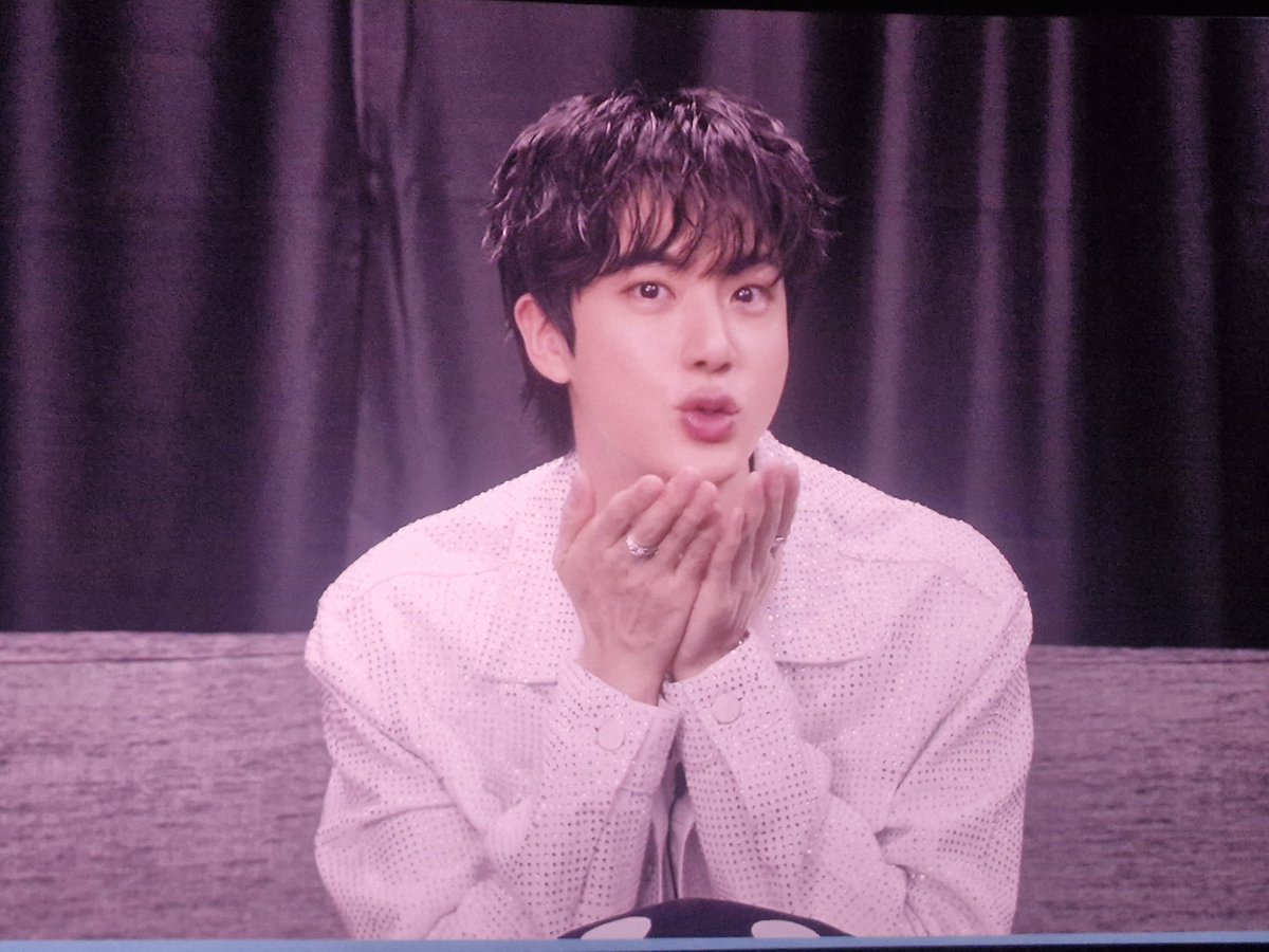 seokjjinee1204's tweet photo. 런콘에서 다시 만났을때를 잊지 못해
또 만날 수 있어서 정말 행복했어
앞으로도 많이 불러줘
#석진이가_선물한_빛나는_에피파니8주년
#8YearsWithEpiphany
#방탄소년단진 #JIN #진 https://t.co/XdfLhWdXsd