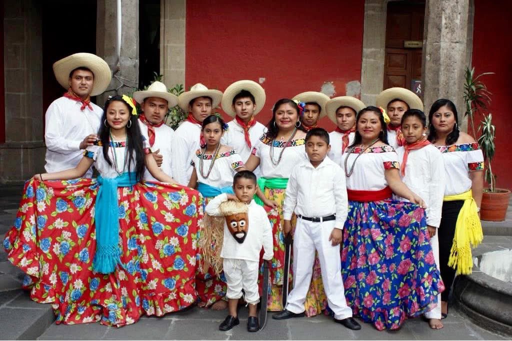 SECTUR_mx's tweet photo. 💚🌎 ¡Día Internacional de los #PueblosIndigenas! 

🪶 En México, nuestros Pueblos Originarios son el corazón que late con distintas lenguas, la voz de miles de años de historia y guardianes de un conocimiento ancestral que protege nuestra tierra y nuestra identidad, son parte escencial en la conservación del patrimonio natural, con territorios que albergan gran parte de la biodiversidad nacional. Hoy celebramos la riqueza cultural de las comunidades originarias de nuestro país y del mundo. Cada bordado, danza, platillo, ceremonia y palabra en lengua indígena es un regalo que nos conecta con nuestras raíces.👣 🌱

🤝 Visitemos sus comunidades con respeto.
🏺 Valoremos y adquiramos sus hermosas artesanías.
🌾 Aprendamos y compartamos sus historias.

Conoce los Pueblos Indígenas de México: https://t.co/5Gf5OFLWQk