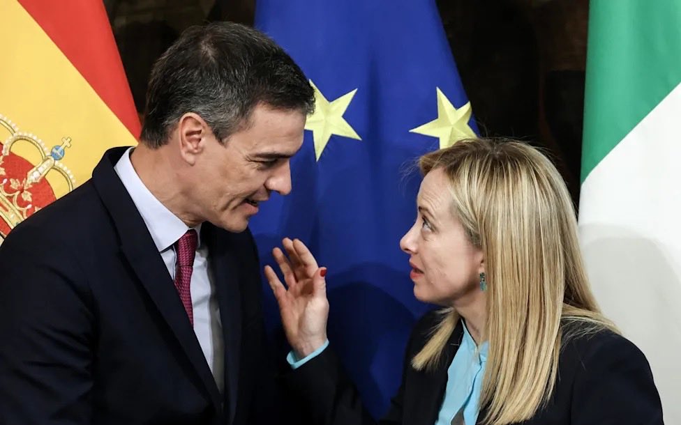Wilehalm's tweet photo. 🚨Spanien kontrolliert Italien – die Heuchelei des Pedro Sánchez

Die Souveränität der anderen endet dort, wo die eigene Rhetorik beginnt

Als ca 72.000 Menschen innerhalb weniger Stunden die spanische Exklave Ceuta überrannten, verlor Madrid vorübergehend die Kontrolle über eine seiner europäischen Außengrenzen. Italien zog daraus eine nüchterne Konsequenz und führte Kontrollen für Einreisende aus Spanien ein, weil die sekundäre Wanderung innerhalb des Schengen-Raums ein reales Sicherheitsrisiko darstellt.

Pedro Sánchez antwortete mit einem Ultimatum. Italien solle die Maßnahmen bis zum 9. August zurücknehmen, andernfalls würden „verhältnismäßige Maßnahmen“ folgen. 

Meloni lehnte ab. 

Daraufhin führte Spanien – noch vor Ablauf der selbst gesetzten Frist – seinerseits Kontrollen für Reisende aus Italien ein.

Die Begründung aus Madrid:
Man reagiere auf die „anhaltende irreguläre Migrationsbelastung“, die von Italien ausgehe. 

🙄 Spanien, das wenige Tage zuvor den Kontrollverlust an seiner eigenen Außengrenze erlebte und parallel die Legalisierung von über einer Million irregulär lebender Migranten vorantreibt, stilisiert nun den Nachbarn zum Problemverursacher.

Schengen funktioniert nur, solange die Außengrenzen gehalten werden. Wer diese Voraussetzung untergräbt und anschließend jene rügt, die die Folgen begrenzen, betreibt selektive Souveränität.

Grenzschutz ist offenbar jederzeit organisatorisch machbar – sobald er nicht der eigenen Grenze, sondern dem politischen Gegner gilt.
#Sánchez #Meloni #Ceuta #Schengen #Europa #Doppelmoral