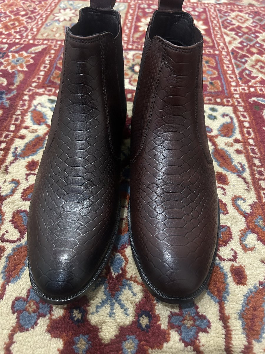 malik_ansh's tweet photo. @MyntraSupport
Disappointed with @myntra! 
Received mismatched Hayes London boots—one Chocolate brown, one light Brown
How did this pass dispatch checks? No exchange option in-app either. https://t.co/kNzAFnLfcG