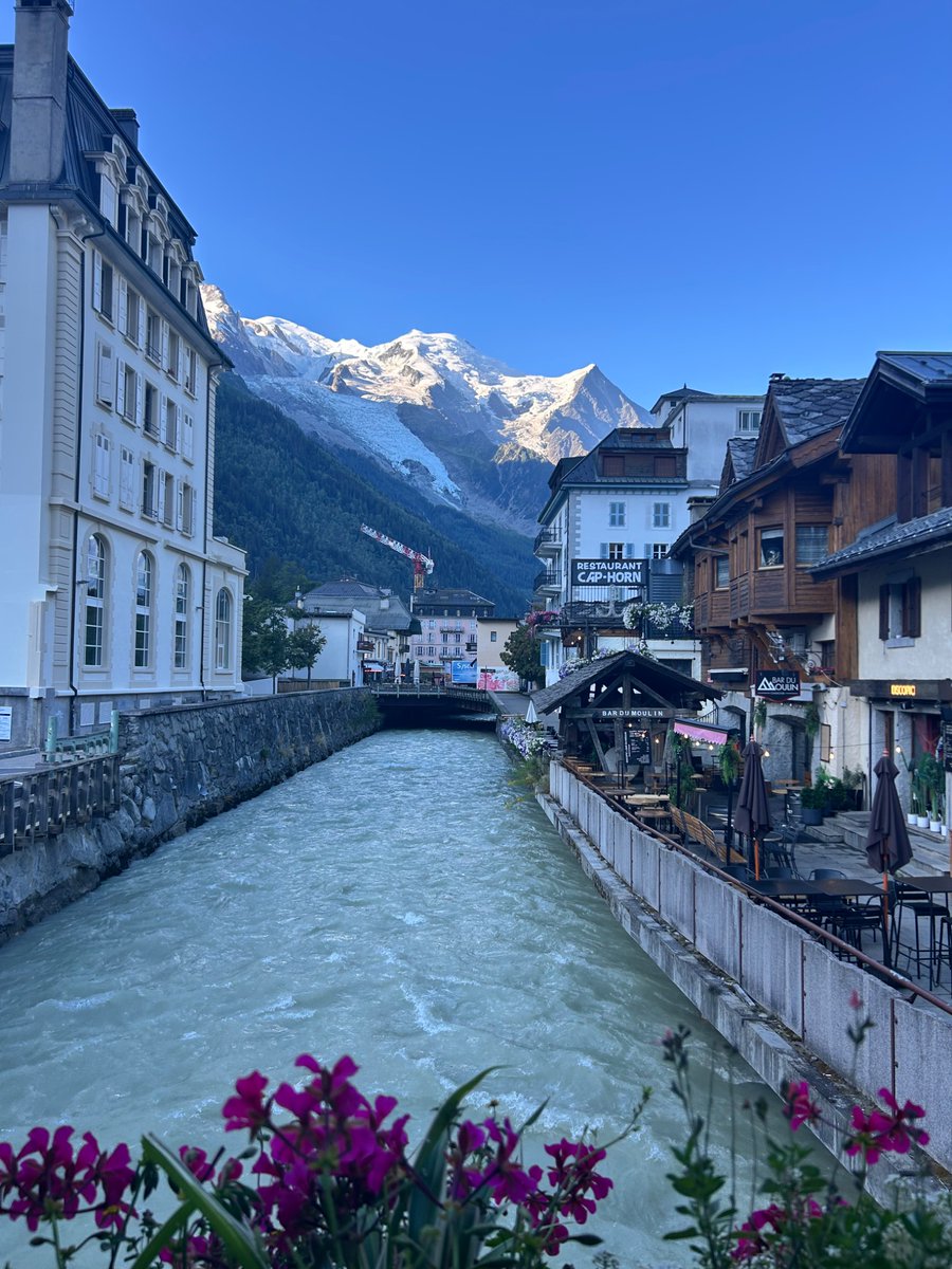 Sxwnn_'s tweet photo. Jour 5 : spa, glacier, ciel bleu et parapentes dans le ciel https://t.co/DLVILS74oy