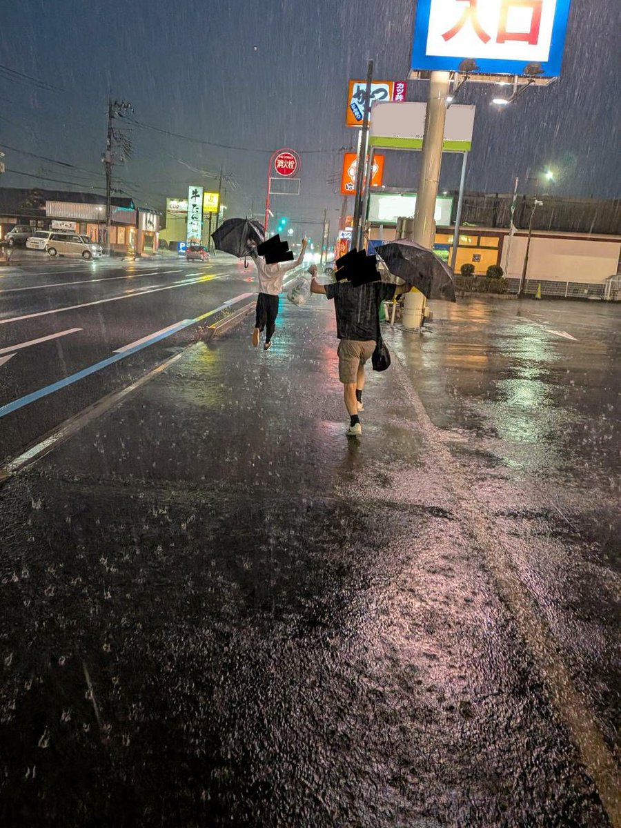 Hstk_Mega's tweet photo. 傘が意味を為さなくなる程のありえない土砂降りに遭遇し、全身がビショ濡れになり全てがどうでもよくなって狂った成人男性二人の良すぎる写真 https://t.co/pYeltARtjF