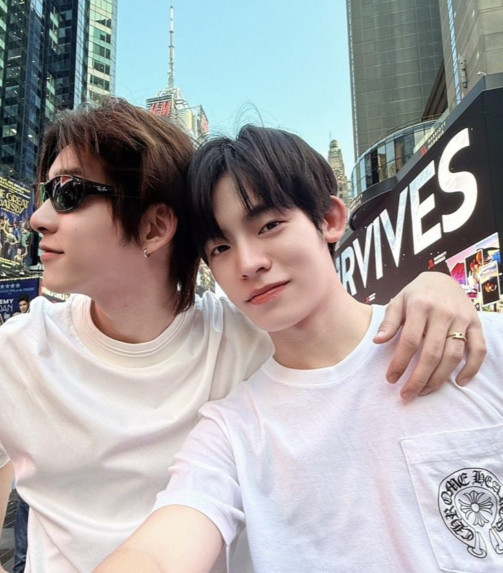 eeqlanwoil's tweet photo. หัวก็จุ่ม ไหล่ก็มีเจ้าของ เป็นไรกัน แฟนกันหรอ https://t.co/MICe42IVNG