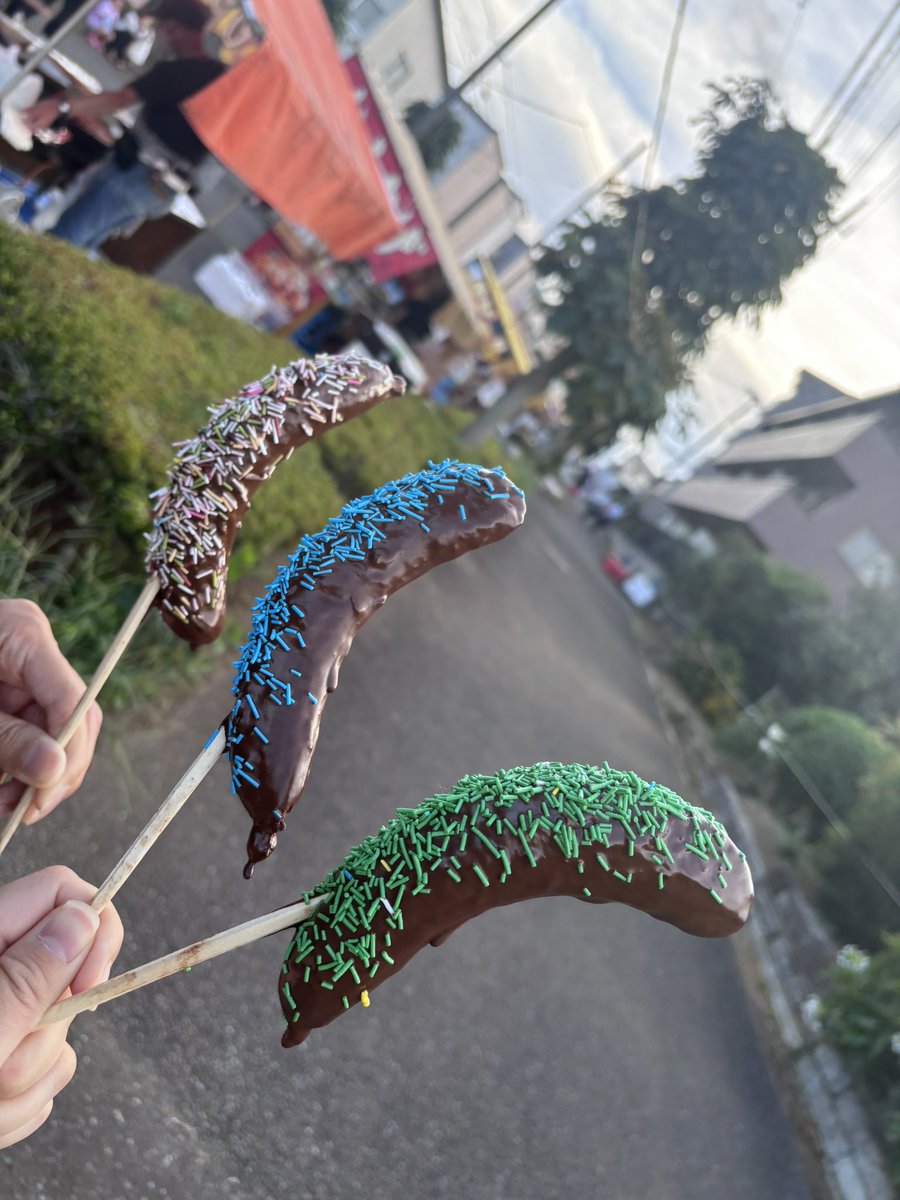 __kemurin's tweet photo. 家から徒歩30秒のところにあるチョコバナナの屋台で当たり引いて ３本貰っちゃったから一回帰って冷やしてさ 家のプラカップに酒入れて外で飲んだり 花火が始まる前に帰宅してシャワー浴びて 屋台で買ったものと自作のじゃがバターを食べながら涼しい部屋から花火を見るなどをしてさ https://t.co/O3qN1MtnQw