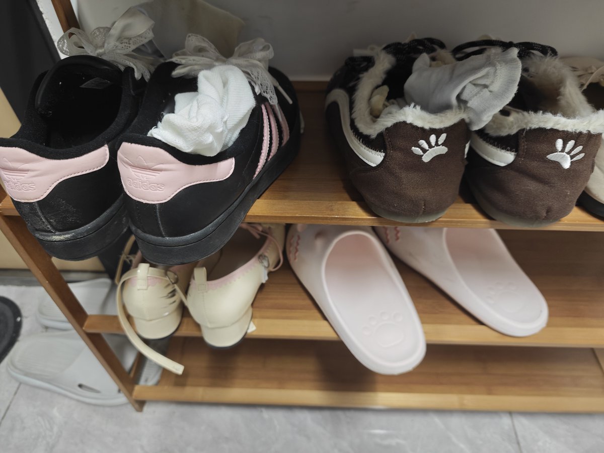 Roger42641387's tweet photo. 遇到一个极品，袜子很香。等节假日去看lo鞋有没有放袜子。无奖竞猜，这个假发是哪个cos的谁？ https://t.co/dHmQJLFWOy