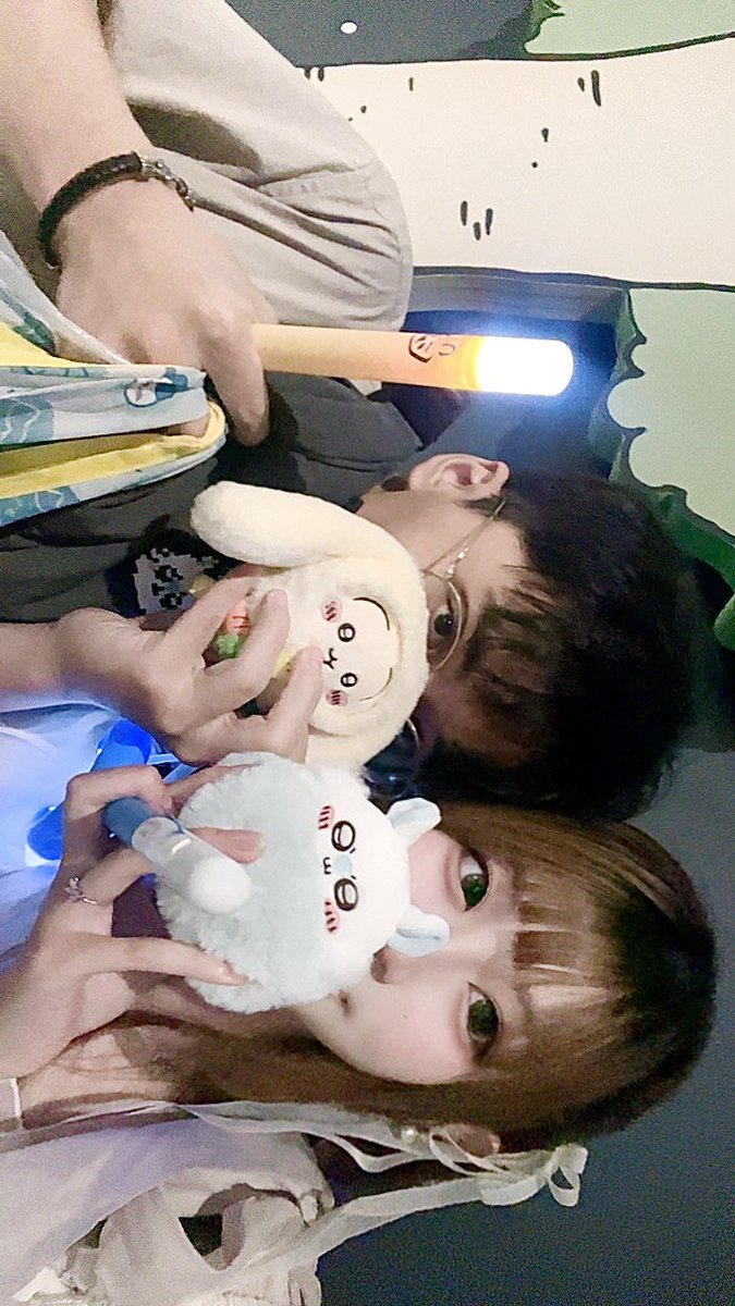_7zyunz_'s tweet photo. 一起看吉伊卡哇展覽的一天(>^ω^<)旁邊的絕佳攝影師<3
#cp #chiikawa #usagi #momonga https://t.co/PgSmU0s3ej