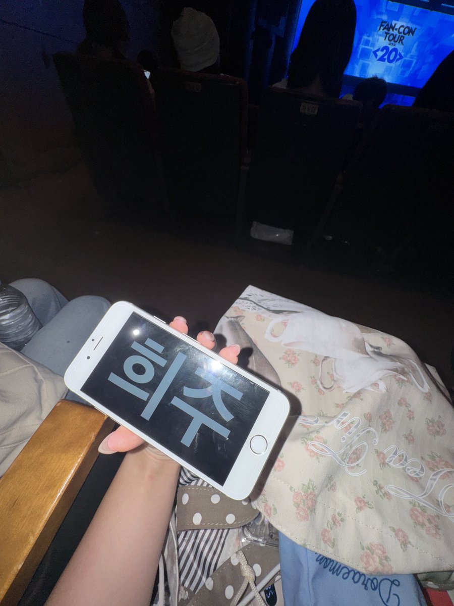 1tkddhffla's tweet photo. 내친구를위해만반의준비를햇는데...........ㅜㅜ
그냥 십만원짜리 노래방 다녀온 사람들 됨🤓☝🏻 https://t.co/5EdR8FeOgT
