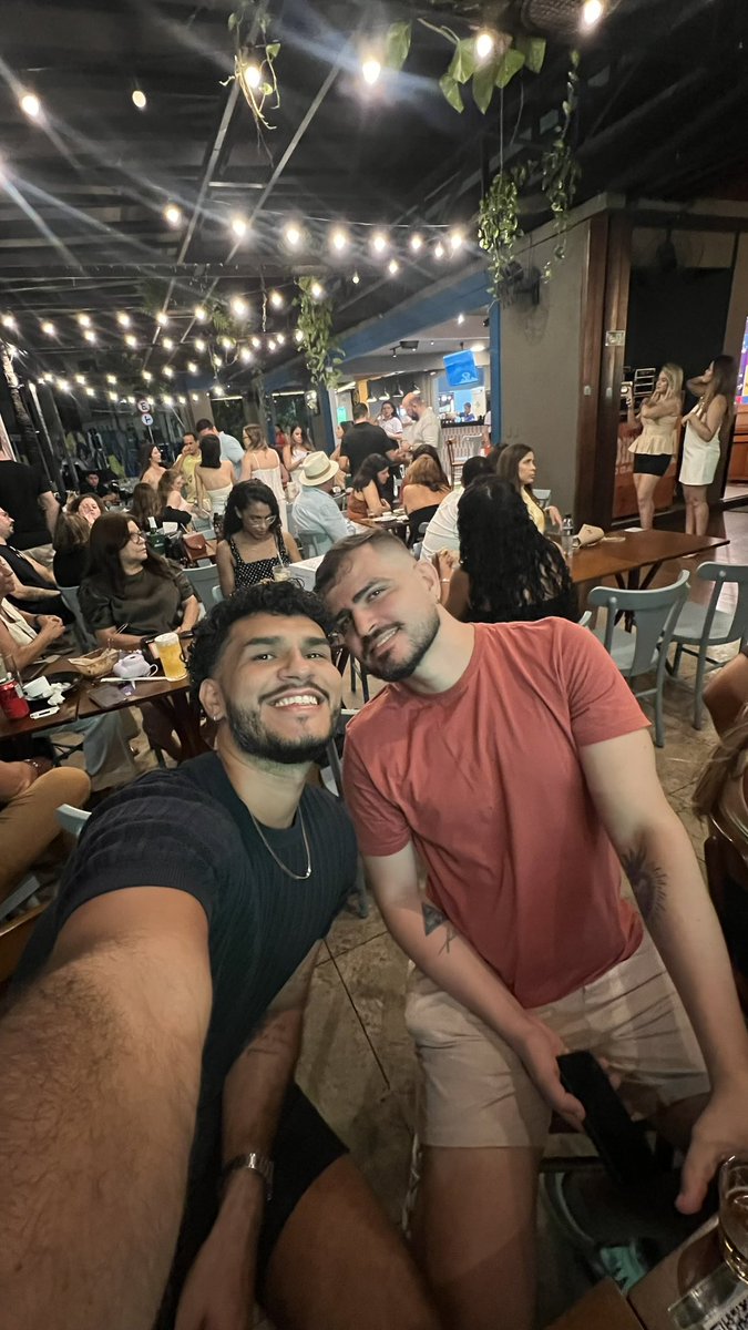 saobrazeiro's tweet photo. rindo de memes, piadas internas, inventando fics, vivendo festas, micaretas, situações indescritíveis, viajando juntas há 16 anos! ontem a gente declarou nossa amizade pela 191020x depois de uns baldes de cerveja. lembrei disso e ri feliz. a vida é massa demais com vc @milkzeiro https://t.co/N7r9XwbB5M