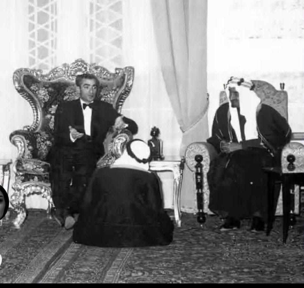 abualihussein19's tweet photo. صورة بألف معنى عن كرامة " العمق العربي للبعض "
الصورة من زيارة الشاه المقبور الى السعودية عام ١٩٥٥
حينما كانت إيران عميلة لأمريكا وإسرائيل... 
كرسي الشاه أكبر و أفخم من كرسي الملك فيصل بن عبد العزيز والمترجم يجلس على الأرض عند قدمي الشاه 
يتذللون لمن يخدم أمريكا فكيف بأمريكا نفسها 
هذا واقعهم وواقع من يخاويهم أو يتحالف أو يثق بهم...